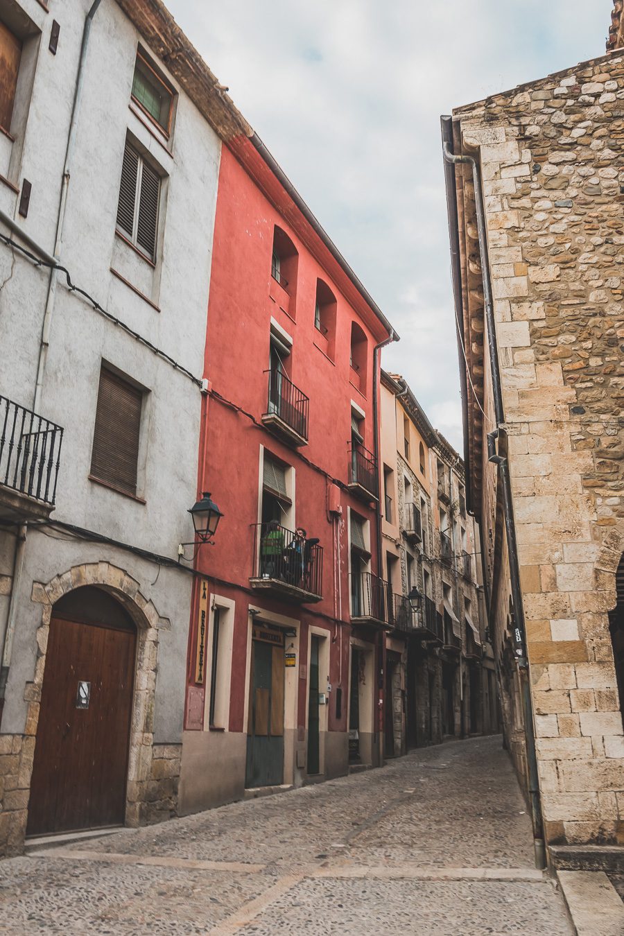 Découvrez le charme pittoresque de Besalú, l'un des plus beaux villages d'Espagne. Niché au cœur de la Catalogne, ce joyau médiéval offre un paysage enchanteur et une ambiance authentique. Partez en road trip à travers l'Espagne et explorez les trésors cachés de la région. Besalu vous séduira par son architecture unique, ses ruelles pavées et ses monuments historiques.