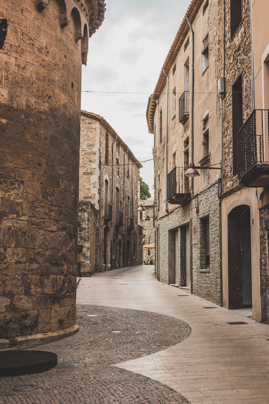 Découvrez le charme pittoresque de Besalú, l'un des plus beaux villages d'Espagne. Niché au cœur de la Catalogne, ce joyau médiéval offre un paysage enchanteur et une ambiance authentique. Partez en road trip à travers l'Espagne et explorez les trésors cachés de la région. Besalu vous séduira par son architecture unique, ses ruelles pavées et ses monuments historiques.