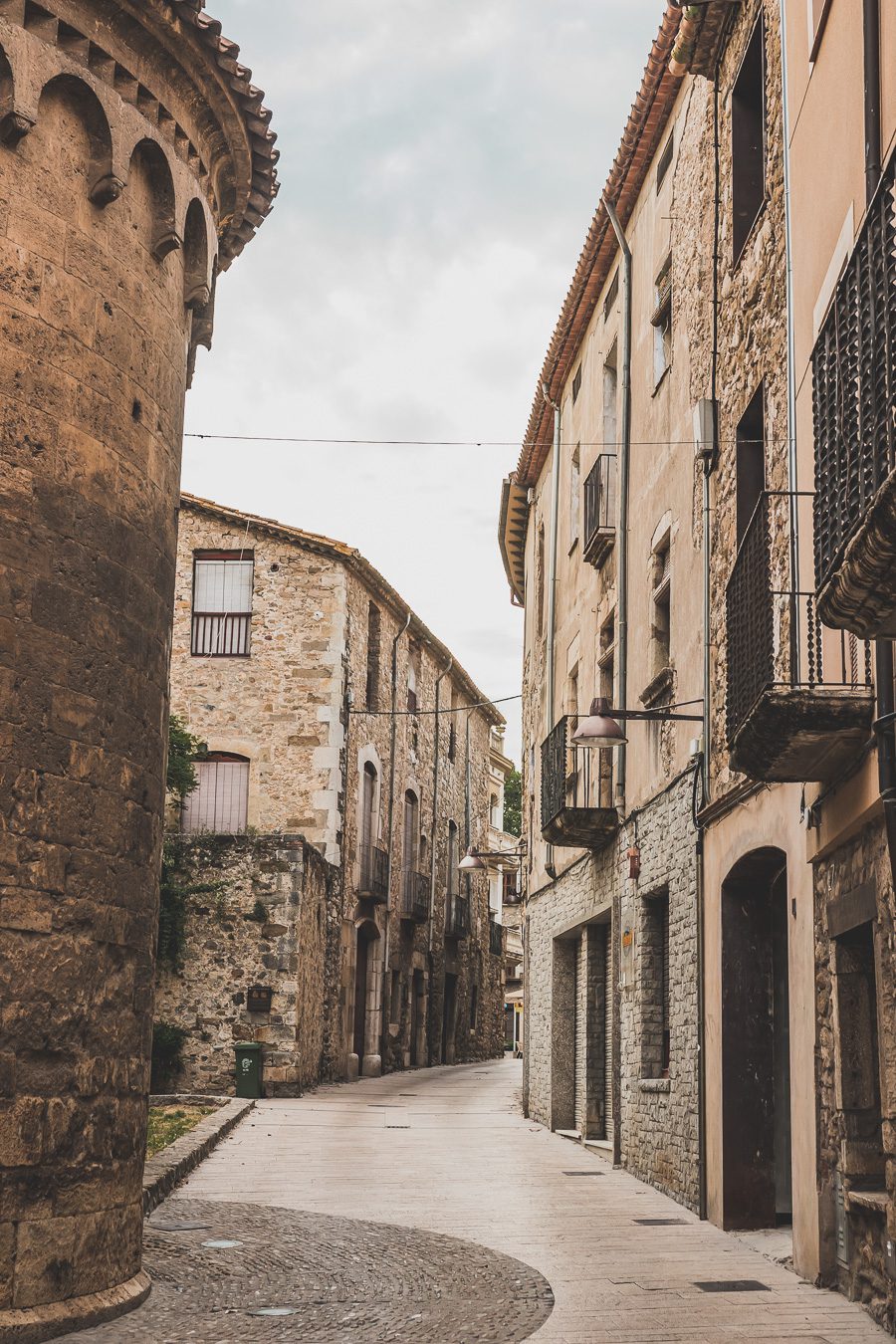 Découvrez le charme pittoresque de Besalú, l'un des plus beaux villages d'Espagne. Niché au cœur de la Catalogne, ce joyau médiéval offre un paysage enchanteur et une ambiance authentique. Partez en road trip à travers l'Espagne et explorez les trésors cachés de la région. Besalu vous séduira par son architecture unique, ses ruelles pavées et ses monuments historiques.