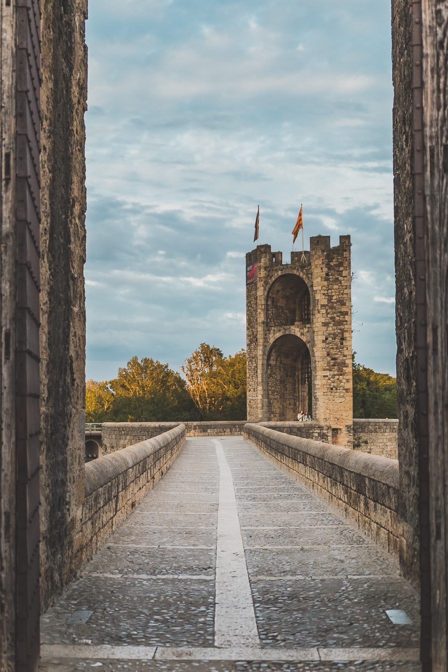 Découvrez le charme pittoresque de Besalú, l'un des plus beaux villages d'Espagne. Niché au cœur de la Catalogne, ce joyau médiéval offre un paysage enchanteur et une ambiance authentique. Partez en road trip à travers l'Espagne et explorez les trésors cachés de la région. Besalu vous séduira par son architecture unique, ses ruelles pavées et ses monuments historiques.