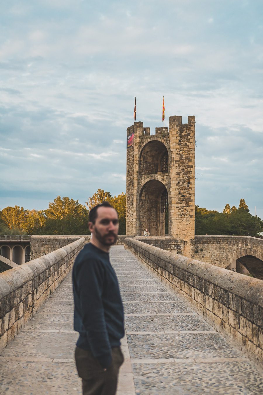 Découvrez le charme pittoresque de Besalú, l'un des plus beaux villages d'Espagne. Niché au cœur de la Catalogne, ce joyau médiéval offre un paysage enchanteur et une ambiance authentique. Partez en road trip à travers l'Espagne et explorez les trésors cachés de la région. Besalu vous séduira par son architecture unique, ses ruelles pavées et ses monuments historiques.