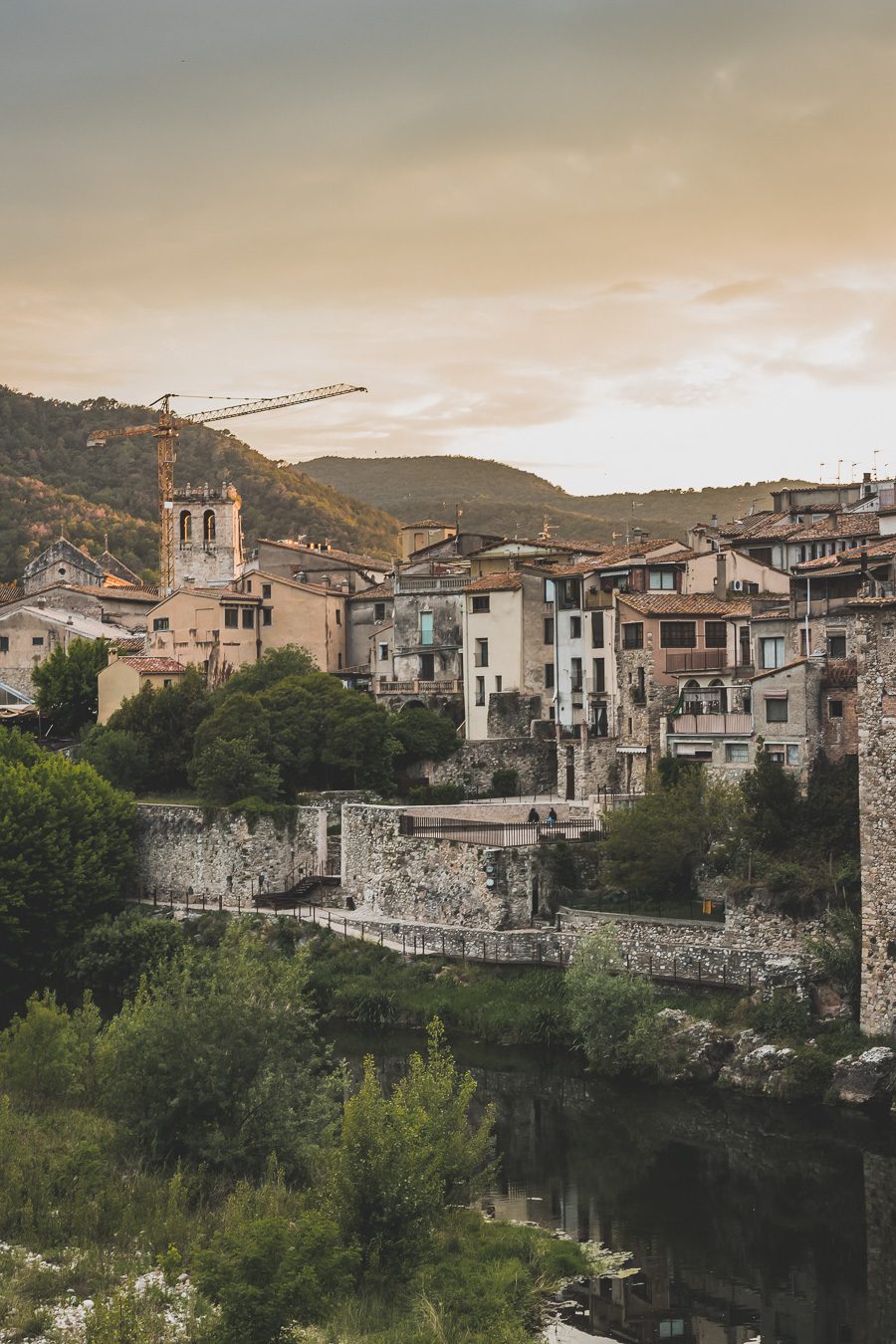 Découvrez le charme pittoresque de Besalú, l'un des plus beaux villages d'Espagne. Niché au cœur de la Catalogne, ce joyau médiéval offre un paysage enchanteur et une ambiance authentique. Partez en road trip à travers l'Espagne et explorez les trésors cachés de la région. Besalu vous séduira par son architecture unique, ses ruelles pavées et ses monuments historiques.