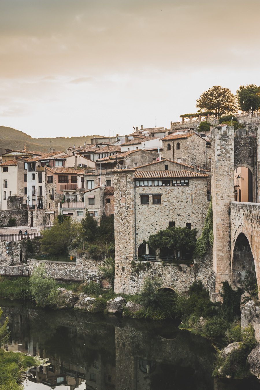 Découvrez le charme pittoresque de Besalú, l'un des plus beaux villages d'Espagne. Niché au cœur de la Catalogne, ce joyau médiéval offre un paysage enchanteur et une ambiance authentique. Partez en road trip à travers l'Espagne et explorez les trésors cachés de la région. Besalu vous séduira par son architecture unique, ses ruelles pavées et ses monuments historiques.