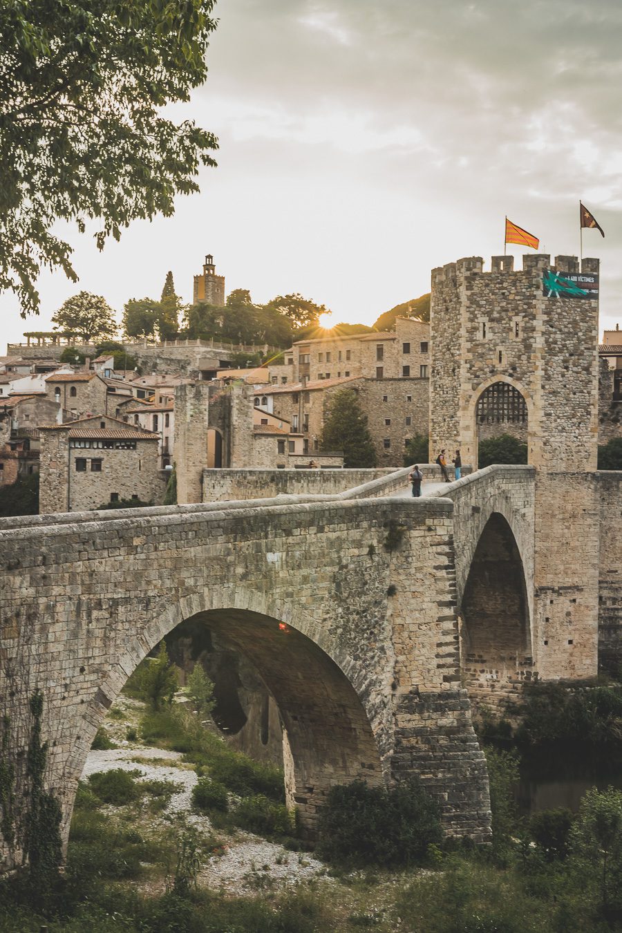 Découvrez le charme pittoresque de Besalú, l'un des plus beaux villages d'Espagne. Niché au cœur de la Catalogne, ce joyau médiéval offre un paysage enchanteur et une ambiance authentique. Partez en road trip à travers l'Espagne et explorez les trésors cachés de la région. Besalu vous séduira par son architecture unique, ses ruelles pavées et ses monuments historiques.