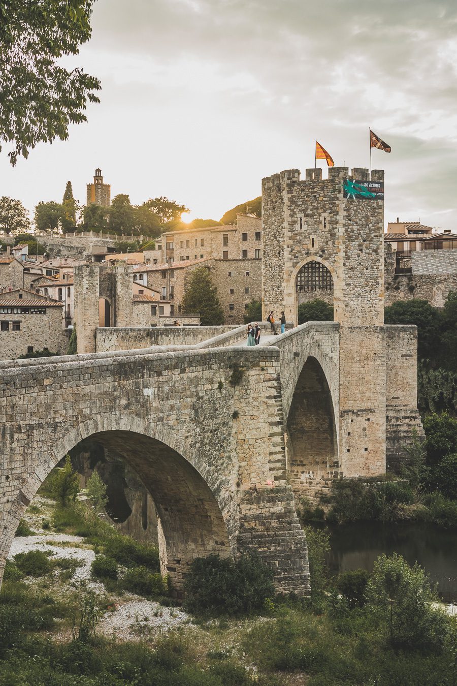 Découvrez le charme pittoresque de Besalú, l'un des plus beaux villages d'Espagne. Niché au cœur de la Catalogne, ce joyau médiéval offre un paysage enchanteur et une ambiance authentique. Partez en road trip à travers l'Espagne et explorez les trésors cachés de la région. Besalu vous séduira par son architecture unique, ses ruelles pavées et ses monuments historiques.