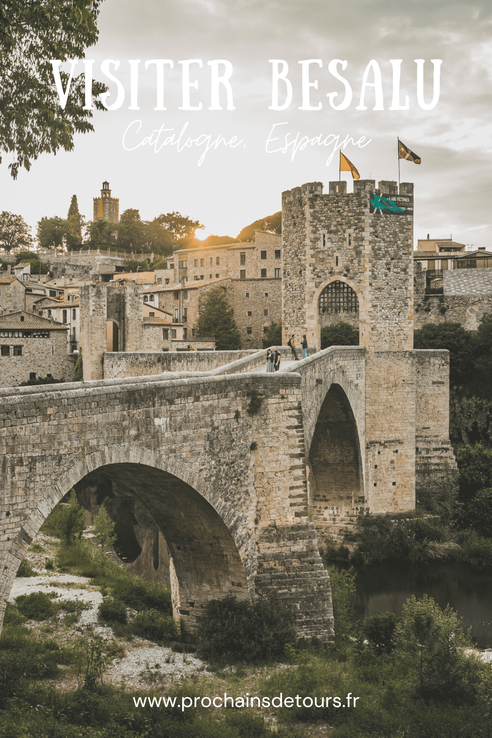 Découvrez le charme pittoresque de Besalú, l'un des plus beaux villages d'Espagne. Niché au cœur de la Catalogne, ce joyau médiéval offre un paysage enchanteur et une ambiance authentique. Partez en road trip à travers l'Espagne et explorez les trésors cachés de la région. Besalu vous séduira par son architecture unique, ses ruelles pavées et ses monuments historiques.