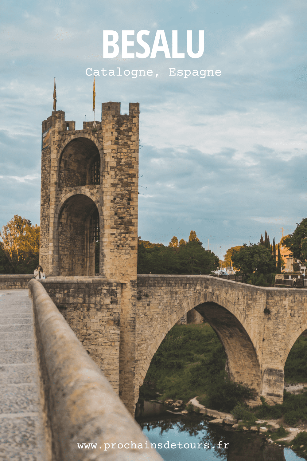 Découvrez le charme pittoresque de Besalú, l'un des plus beaux villages d'Espagne. Niché au cœur de la Catalogne, ce joyau médiéval offre un paysage enchanteur et une ambiance authentique. Partez en road trip à travers l'Espagne et explorez les trésors cachés de la région. Besalu vous séduira par son architecture unique, ses ruelles pavées et ses monuments historiques.