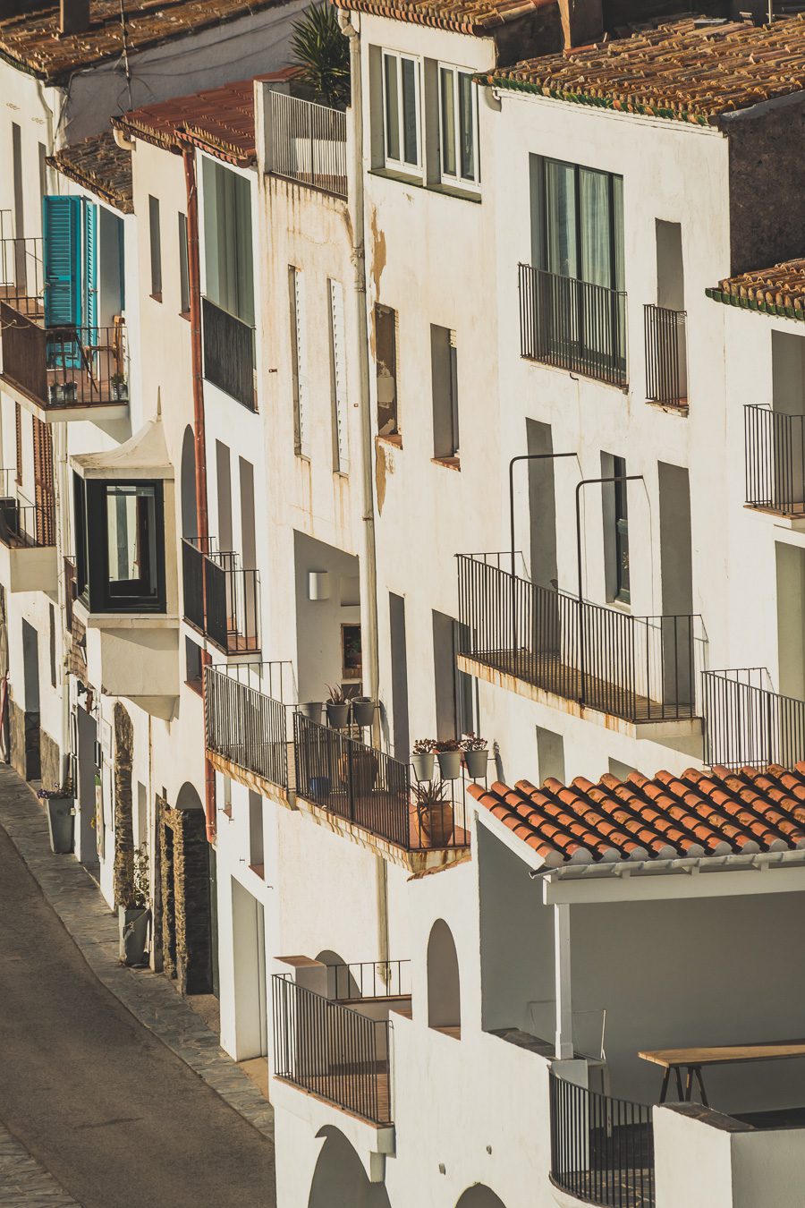 Découvrez Cadaqués, un joyau de la Catalogne en Espagne. Mais alors, que faire à Cadaqués ? Partez en road trip à travers ce paysage enchanteur et laissez-vous séduire par ses plages de rêve. Que vous soyez en couple, en famille ou entre amis, cette destination est parfaite pour des vacances inoubliables. Avec son ambiance bohème et ses maisons blanches, chaque coin de rue vous émerveillera. Ne manquez pas cette opportunité de vivre un road trip à travers la Costa Brava.