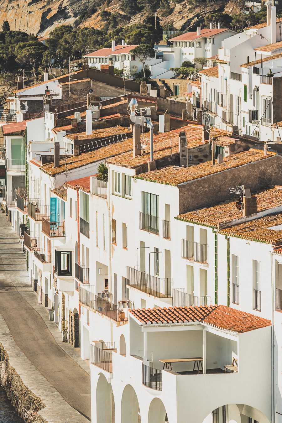 Découvrez Cadaqués, un joyau de la Catalogne en Espagne. Mais alors, que faire à Cadaqués ? Partez en road trip à travers ce paysage enchanteur et laissez-vous séduire par ses plages de rêve. Que vous soyez en couple, en famille ou entre amis, cette destination est parfaite pour des vacances inoubliables. Avec son ambiance bohème et ses maisons blanches, chaque coin de rue vous émerveillera. Ne manquez pas cette opportunité de vivre un road trip à travers la Costa Brava.