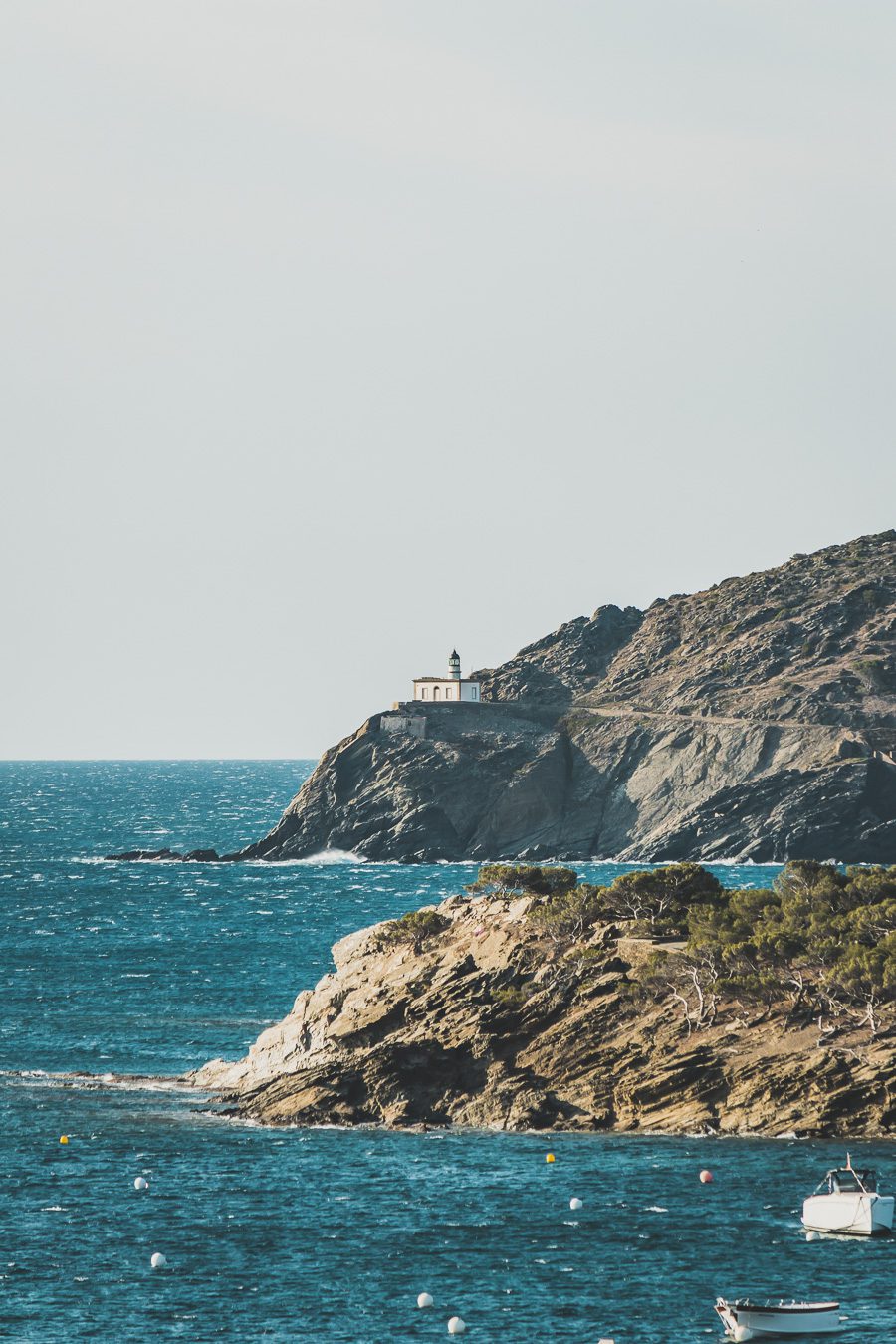 Découvrez Cadaqués, un joyau de la Catalogne en Espagne. Mais alors, que faire à Cadaqués ? Partez en road trip à travers ce paysage enchanteur et laissez-vous séduire par ses plages de rêve. Que vous soyez en couple, en famille ou entre amis, cette destination est parfaite pour des vacances inoubliables. Avec son ambiance bohème et ses maisons blanches, chaque coin de rue vous émerveillera. Ne manquez pas cette opportunité de vivre un road trip à travers la Costa Brava.