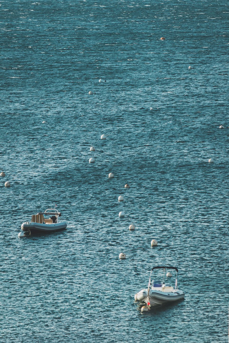 Découvrez Cadaqués, un joyau de la Catalogne en Espagne. Mais alors, que faire à Cadaqués ? Partez en road trip à travers ce paysage enchanteur et laissez-vous séduire par ses plages de rêve. Que vous soyez en couple, en famille ou entre amis, cette destination est parfaite pour des vacances inoubliables. Avec son ambiance bohème et ses maisons blanches, chaque coin de rue vous émerveillera. Ne manquez pas cette opportunité de vivre un road trip à travers la Costa Brava.