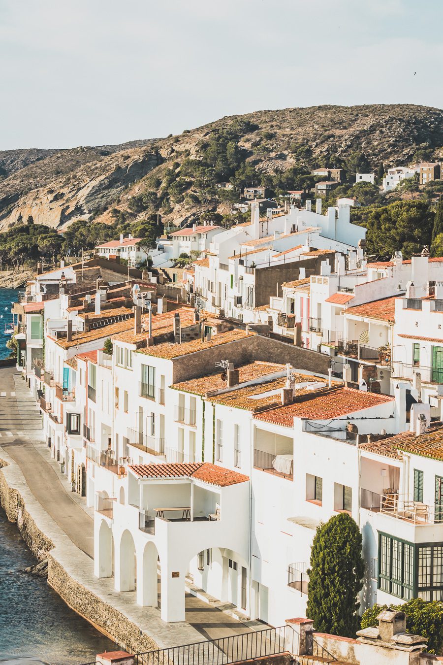 Découvrez Cadaqués, un joyau de la Catalogne en Espagne. Mais alors, que faire à Cadaqués ? Partez en road trip à travers ce paysage enchanteur et laissez-vous séduire par ses plages de rêve. Que vous soyez en couple, en famille ou entre amis, cette destination est parfaite pour des vacances inoubliables. Avec son ambiance bohème et ses maisons blanches, chaque coin de rue vous émerveillera. Ne manquez pas cette opportunité de vivre un road trip à travers la Costa Brava.