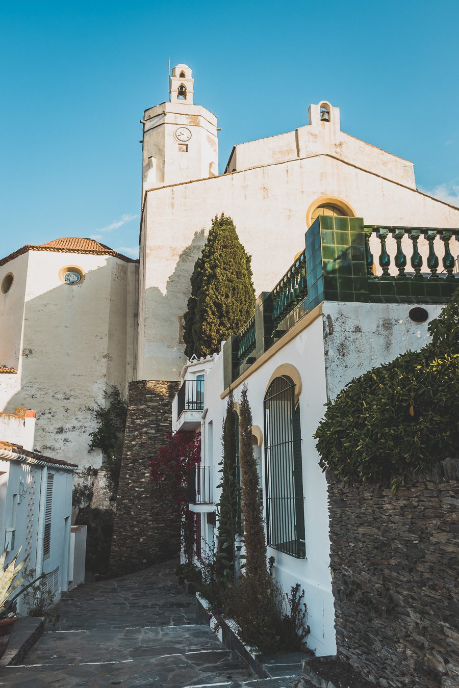 Découvrez Cadaqués, un joyau de la Catalogne en Espagne. Mais alors, que faire à Cadaqués ? Partez en road trip à travers ce paysage enchanteur et laissez-vous séduire par ses plages de rêve. Que vous soyez en couple, en famille ou entre amis, cette destination est parfaite pour des vacances inoubliables. Avec son ambiance bohème et ses maisons blanches, chaque coin de rue vous émerveillera. Ne manquez pas cette opportunité de vivre un road trip à travers la Costa Brava.