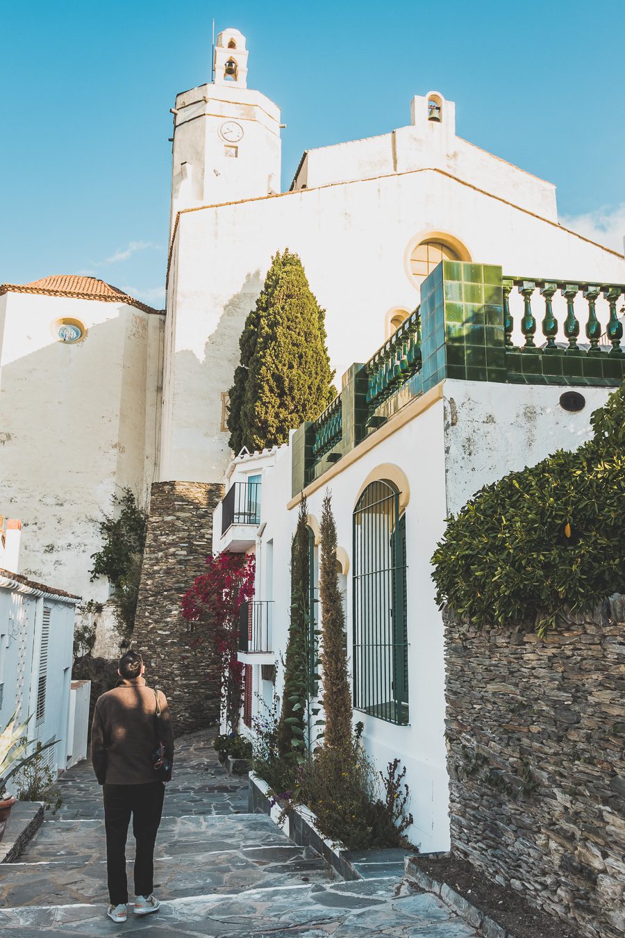 Découvrez Cadaqués, un joyau de la Catalogne en Espagne. Mais alors, que faire à Cadaqués ? Partez en road trip à travers ce paysage enchanteur et laissez-vous séduire par ses plages de rêve. Que vous soyez en couple, en famille ou entre amis, cette destination est parfaite pour des vacances inoubliables. Avec son ambiance bohème et ses maisons blanches, chaque coin de rue vous émerveillera. Ne manquez pas cette opportunité de vivre un road trip à travers la Costa Brava.