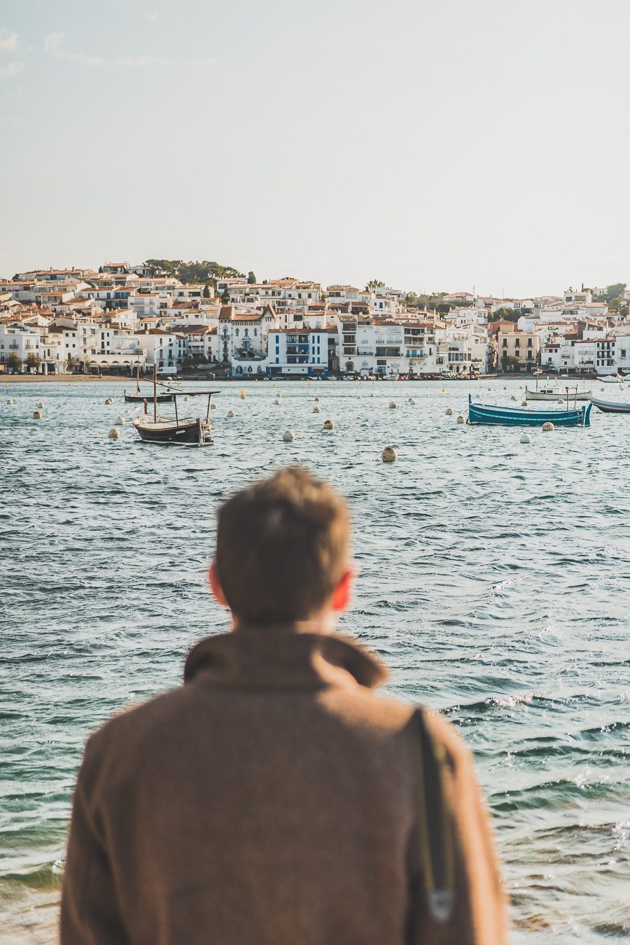 Découvrez Cadaqués, un joyau de la Catalogne en Espagne. Mais alors, que faire à Cadaqués ? Partez en road trip à travers ce paysage enchanteur et laissez-vous séduire par ses plages de rêve. Que vous soyez en couple, en famille ou entre amis, cette destination est parfaite pour des vacances inoubliables. Avec son ambiance bohème et ses maisons blanches, chaque coin de rue vous émerveillera. Ne manquez pas cette opportunité de vivre un road trip à travers la Costa Brava.