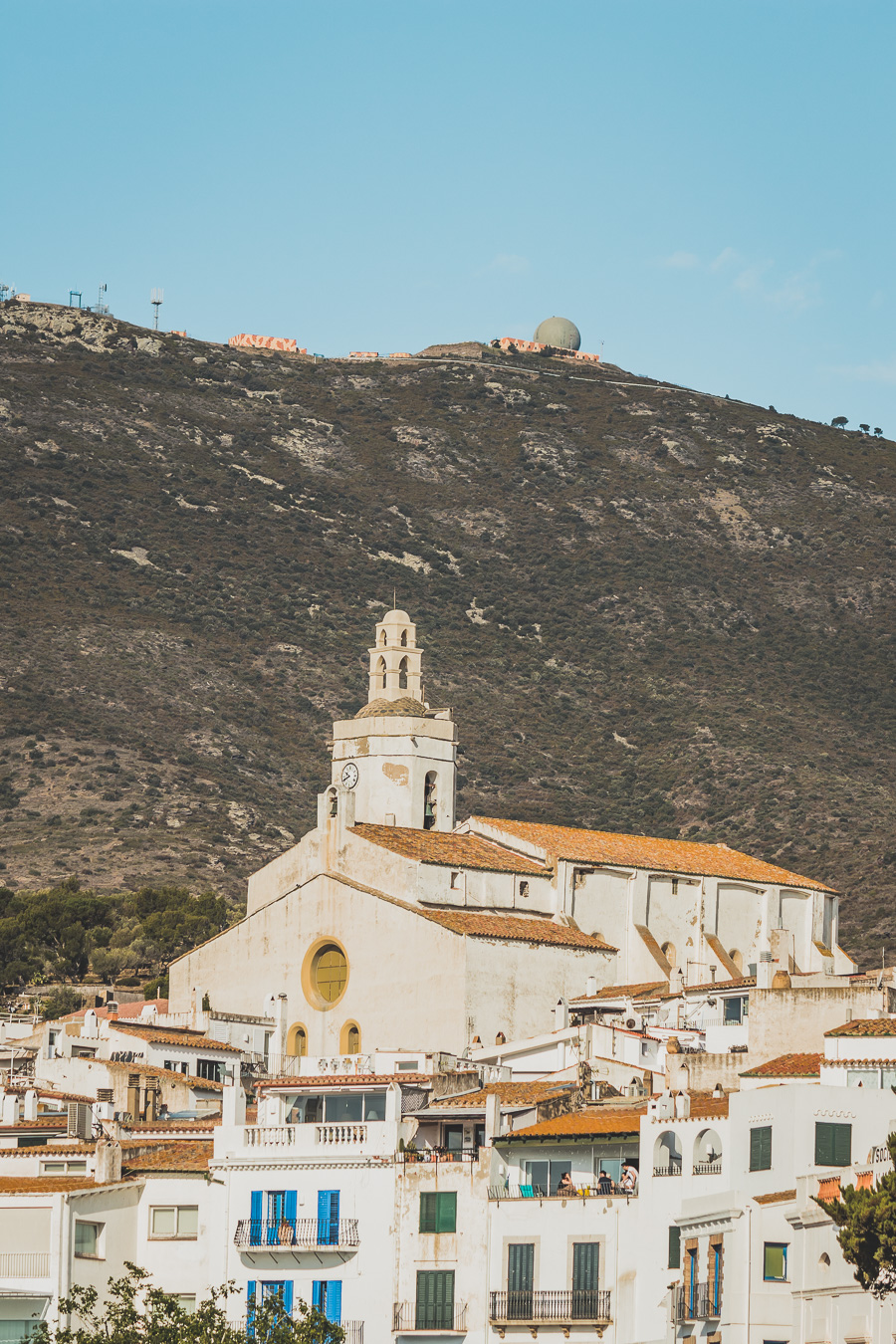 Découvrez Cadaqués, un joyau de la Catalogne en Espagne. Mais alors, que faire à Cadaqués ? Partez en road trip à travers ce paysage enchanteur et laissez-vous séduire par ses plages de rêve. Que vous soyez en couple, en famille ou entre amis, cette destination est parfaite pour des vacances inoubliables. Avec son ambiance bohème et ses maisons blanches, chaque coin de rue vous émerveillera. Ne manquez pas cette opportunité de vivre un road trip à travers la Costa Brava.