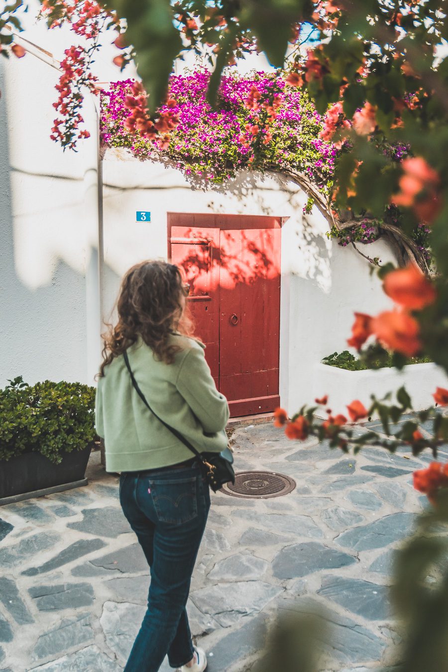 Découvrez Cadaqués, un joyau de la Catalogne en Espagne. Mais alors, que faire à Cadaqués ? Partez en road trip à travers ce paysage enchanteur et laissez-vous séduire par ses plages de rêve. Que vous soyez en couple, en famille ou entre amis, cette destination est parfaite pour des vacances inoubliables. Avec son ambiance bohème et ses maisons blanches, chaque coin de rue vous émerveillera. Ne manquez pas cette opportunité de vivre un road trip à travers la Costa Brava.