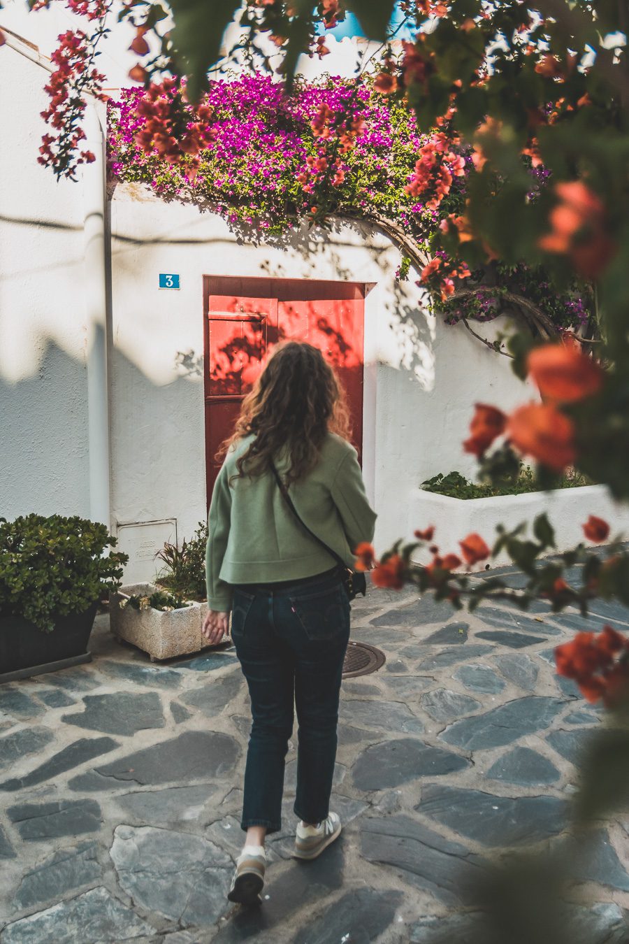 Découvrez Cadaqués, un joyau de la Catalogne en Espagne. Mais alors, que faire à Cadaqués ? Partez en road trip à travers ce paysage enchanteur et laissez-vous séduire par ses plages de rêve. Que vous soyez en couple, en famille ou entre amis, cette destination est parfaite pour des vacances inoubliables. Avec son ambiance bohème et ses maisons blanches, chaque coin de rue vous émerveillera. Ne manquez pas cette opportunité de vivre un road trip à travers la Costa Brava.