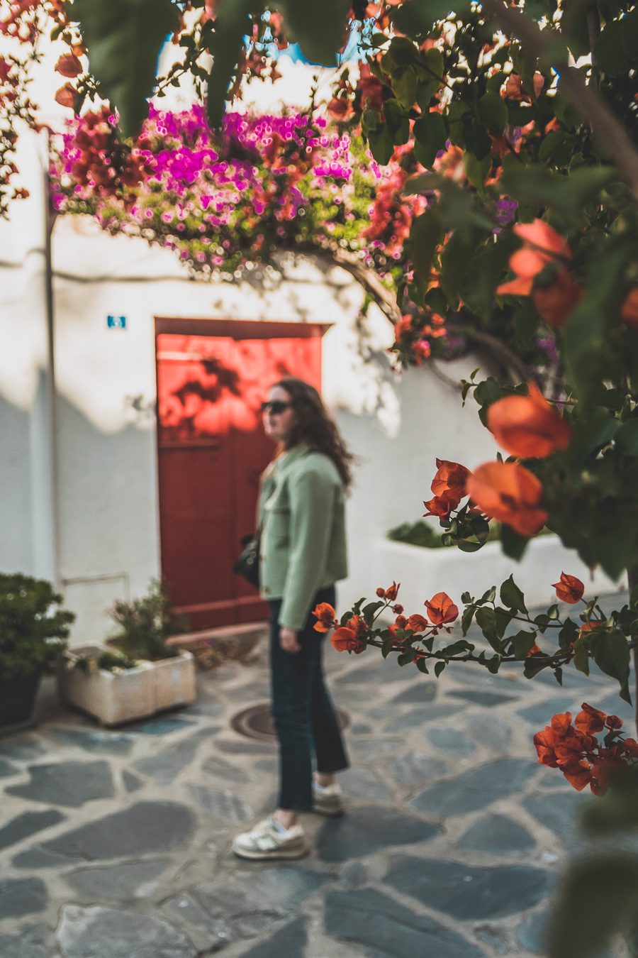 Découvrez Cadaqués, un joyau de la Catalogne en Espagne. Mais alors, que faire à Cadaqués ? Partez en road trip à travers ce paysage enchanteur et laissez-vous séduire par ses plages de rêve. Que vous soyez en couple, en famille ou entre amis, cette destination est parfaite pour des vacances inoubliables. Avec son ambiance bohème et ses maisons blanches, chaque coin de rue vous émerveillera. Ne manquez pas cette opportunité de vivre un road trip à travers la Costa Brava.