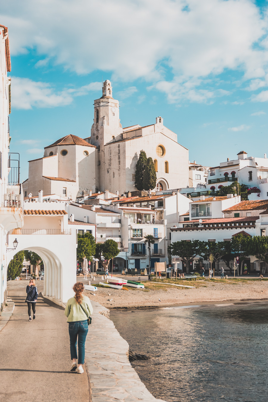 Découvrez Cadaqués, un joyau de la Catalogne en Espagne. Mais alors, que faire à Cadaqués ? Partez en road trip à travers ce paysage enchanteur et laissez-vous séduire par ses plages de rêve. Que vous soyez en couple, en famille ou entre amis, cette destination est parfaite pour des vacances inoubliables. Avec son ambiance bohème et ses maisons blanches, chaque coin de rue vous émerveillera. Ne manquez pas cette opportunité de vivre un road trip à travers la Costa Brava.