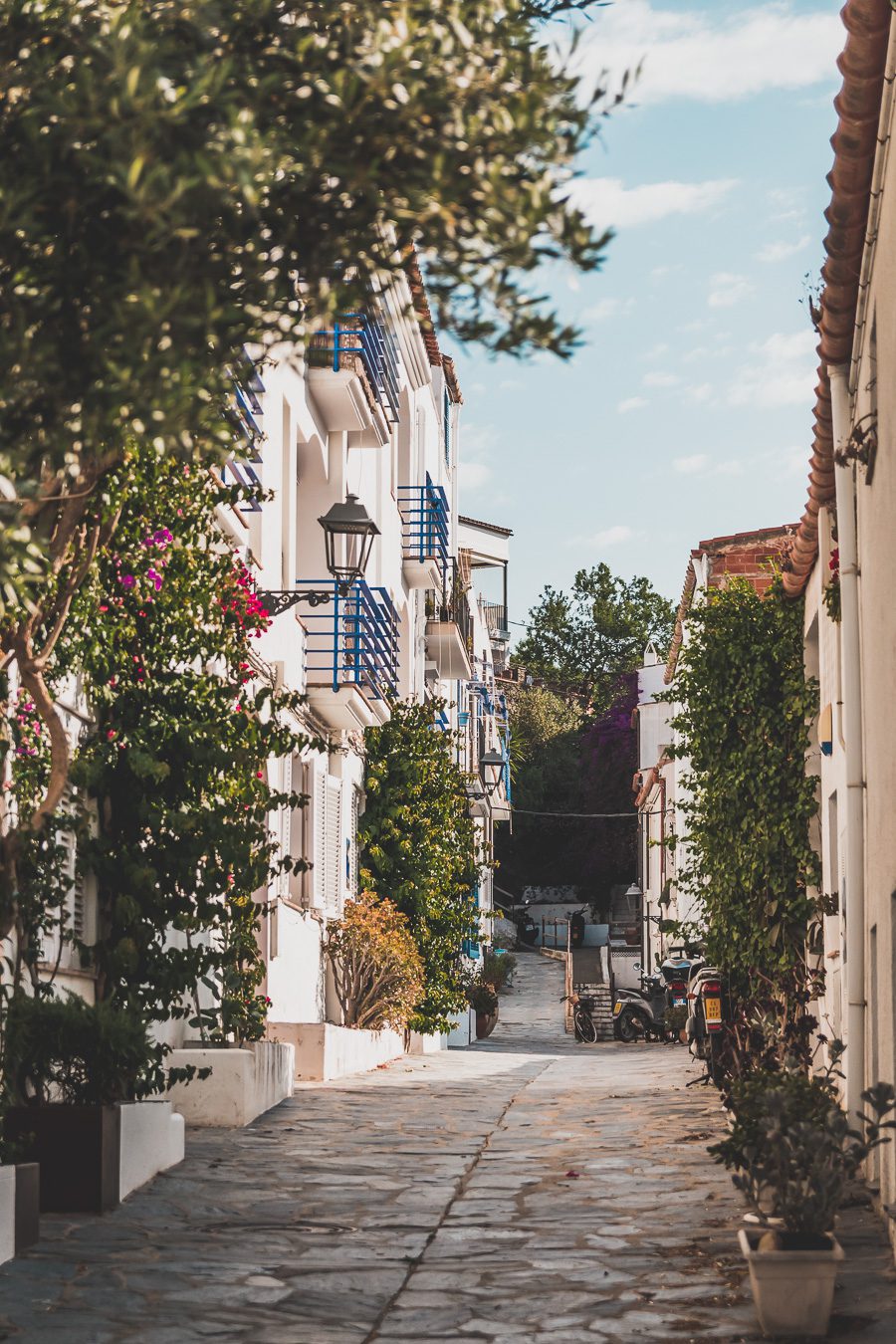 Découvrez Cadaqués, un joyau de la Catalogne en Espagne. Mais alors, que faire à Cadaqués ? Partez en road trip à travers ce paysage enchanteur et laissez-vous séduire par ses plages de rêve. Que vous soyez en couple, en famille ou entre amis, cette destination est parfaite pour des vacances inoubliables. Avec son ambiance bohème et ses maisons blanches, chaque coin de rue vous émerveillera. Ne manquez pas cette opportunité de vivre un road trip à travers la Costa Brava.