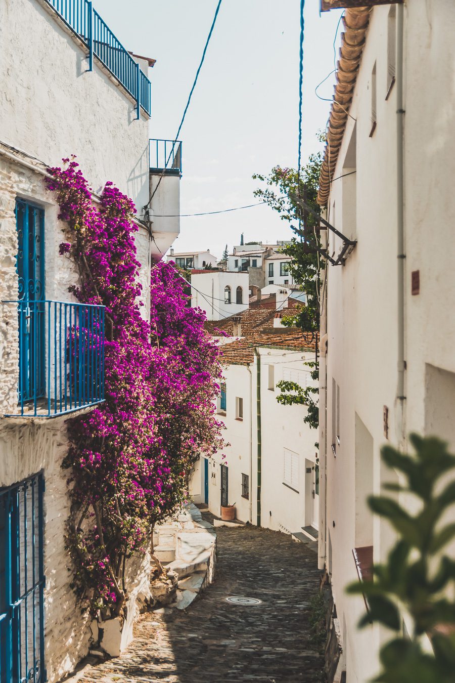 Découvrez Cadaqués, un joyau de la Catalogne en Espagne. Mais alors, que faire à Cadaqués ? Partez en road trip à travers ce paysage enchanteur et laissez-vous séduire par ses plages de rêve. Que vous soyez en couple, en famille ou entre amis, cette destination est parfaite pour des vacances inoubliables. Avec son ambiance bohème et ses maisons blanches, chaque coin de rue vous émerveillera. Ne manquez pas cette opportunité de vivre un road trip à travers la Costa Brava.