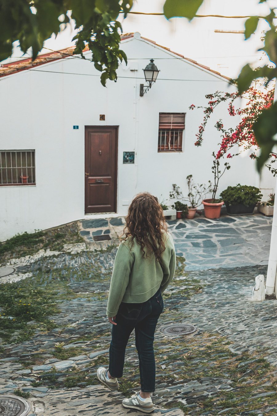 Découvrez Cadaqués, un joyau de la Catalogne en Espagne. Mais alors, que faire à Cadaqués ? Partez en road trip à travers ce paysage enchanteur et laissez-vous séduire par ses plages de rêve. Que vous soyez en couple, en famille ou entre amis, cette destination est parfaite pour des vacances inoubliables. Avec son ambiance bohème et ses maisons blanches, chaque coin de rue vous émerveillera. Ne manquez pas cette opportunité de vivre un road trip à travers la Costa Brava.