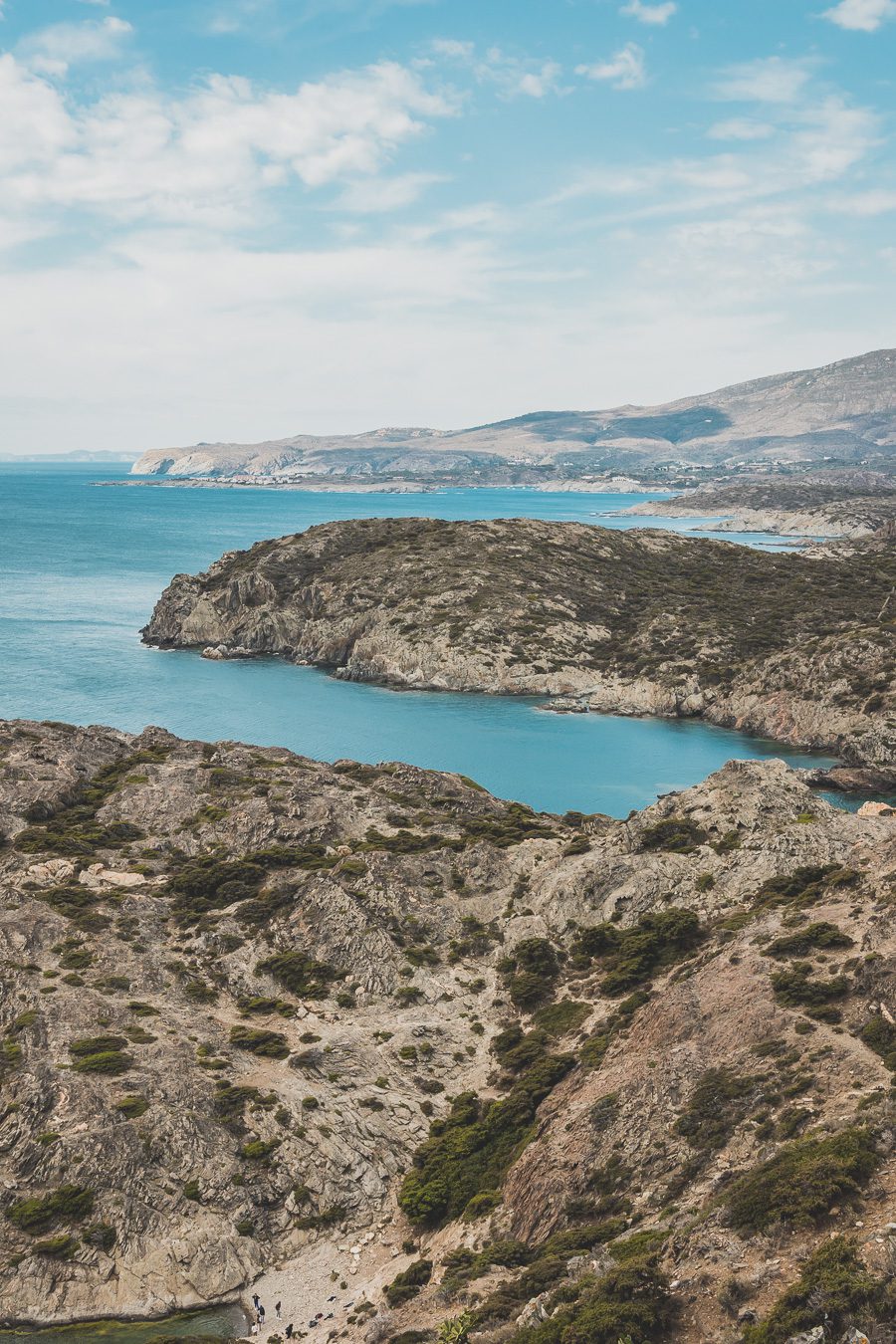 Découvrez Cadaqués, un joyau de la Catalogne en Espagne. Mais alors, que faire à Cadaqués ? Partez en road trip à travers ce paysage enchanteur et laissez-vous séduire par ses plages de rêve. Que vous soyez en couple, en famille ou entre amis, cette destination est parfaite pour des vacances inoubliables. Avec son ambiance bohème et ses maisons blanches, chaque coin de rue vous émerveillera. Ne manquez pas cette opportunité de vivre un road trip à travers la Costa Brava.