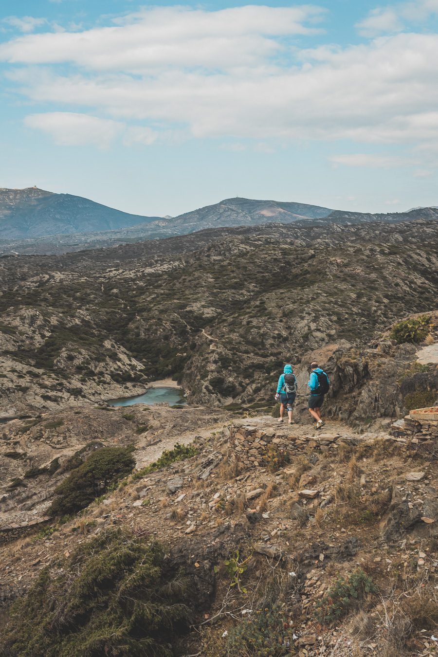 Découvrez Cadaqués, un joyau de la Catalogne en Espagne. Mais alors, que faire à Cadaqués ? Partez en road trip à travers ce paysage enchanteur et laissez-vous séduire par ses plages de rêve. Que vous soyez en couple, en famille ou entre amis, cette destination est parfaite pour des vacances inoubliables. Avec son ambiance bohème et ses maisons blanches, chaque coin de rue vous émerveillera. Ne manquez pas cette opportunité de vivre un road trip à travers la Costa Brava.