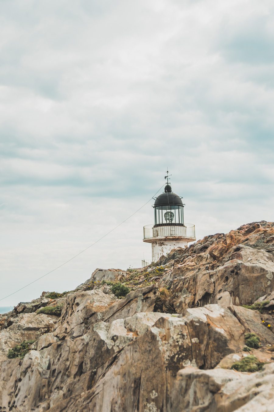 Découvrez Cadaqués, un joyau de la Catalogne en Espagne. Mais alors, que faire à Cadaqués ? Partez en road trip à travers ce paysage enchanteur et laissez-vous séduire par ses plages de rêve. Que vous soyez en couple, en famille ou entre amis, cette destination est parfaite pour des vacances inoubliables. Avec son ambiance bohème et ses maisons blanches, chaque coin de rue vous émerveillera. Ne manquez pas cette opportunité de vivre un road trip à travers la Costa Brava.