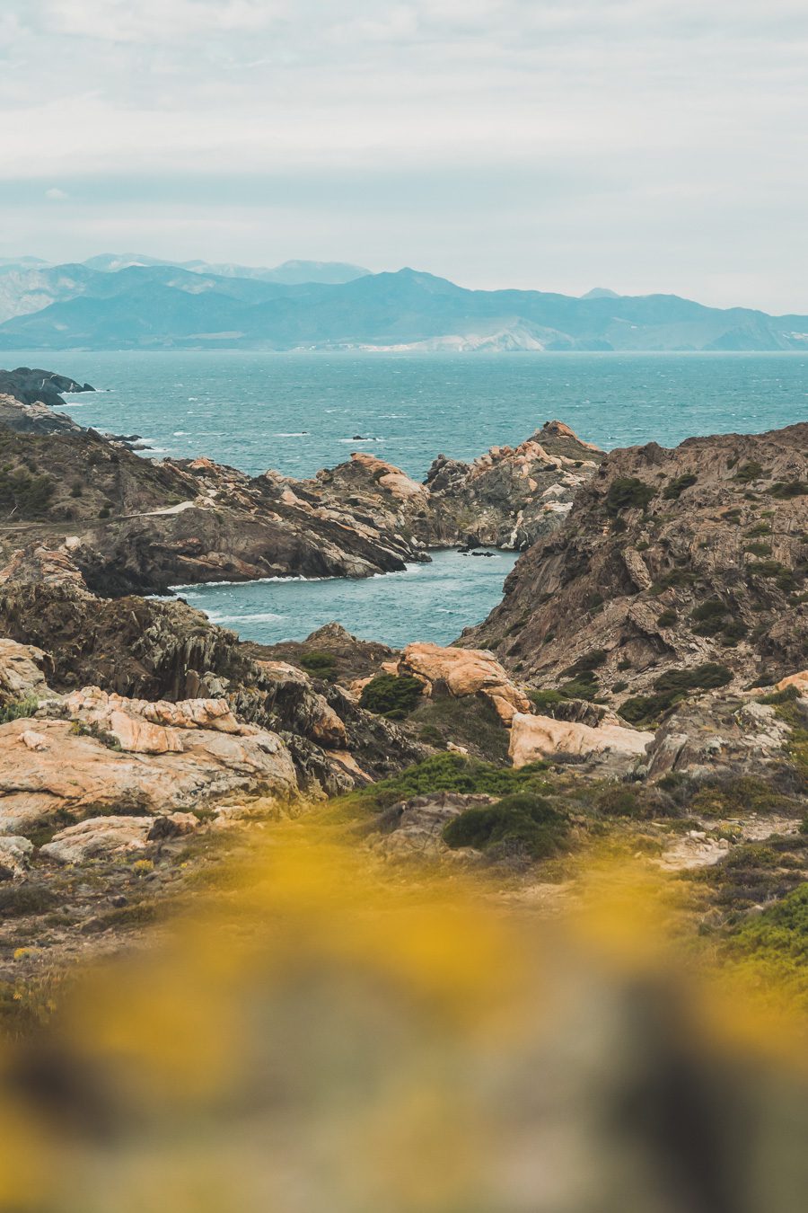 Découvrez Cadaqués, un joyau de la Catalogne en Espagne. Mais alors, que faire à Cadaqués ? Partez en road trip à travers ce paysage enchanteur et laissez-vous séduire par ses plages de rêve. Que vous soyez en couple, en famille ou entre amis, cette destination est parfaite pour des vacances inoubliables. Avec son ambiance bohème et ses maisons blanches, chaque coin de rue vous émerveillera. Ne manquez pas cette opportunité de vivre un road trip à travers la Costa Brava.