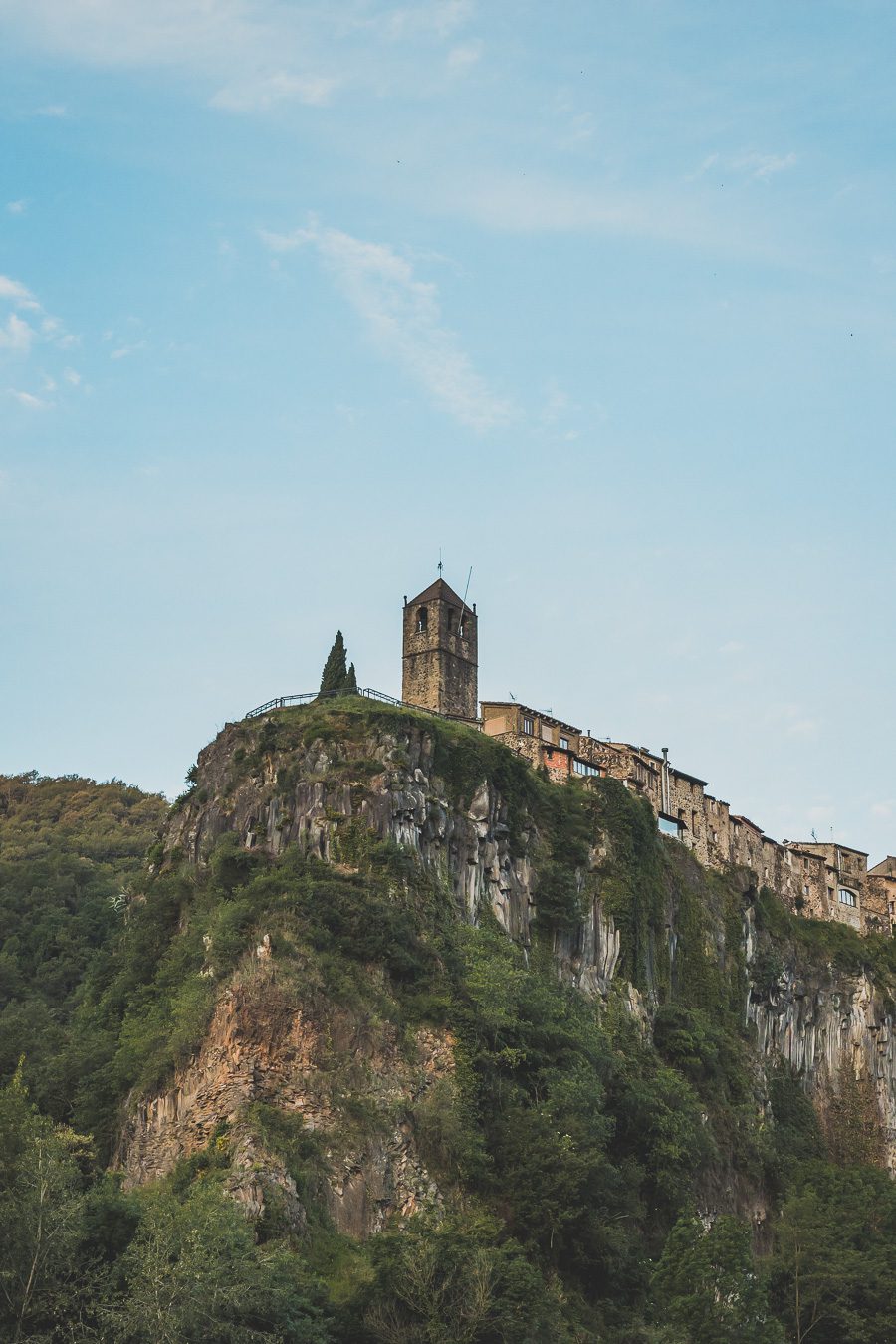 Découvrez le parc naturel de la zone volcanique de la Garrotxa, une destination de rêve pour vos vacances en Europe ! Partez en road trip à la découverte de paysages époustouflants et de villages pittoresques. Explorez les beaux villages d'Espagne, imprégnez-vous de la culture catalane et laissez-vous charmer par la douceur de vivre. Alors, prêt à vivre une expérience inoubliable ? Organisez dès maintenant votre prochain voyage en Catalogne et profitez de la beauté de la Garrotxa.