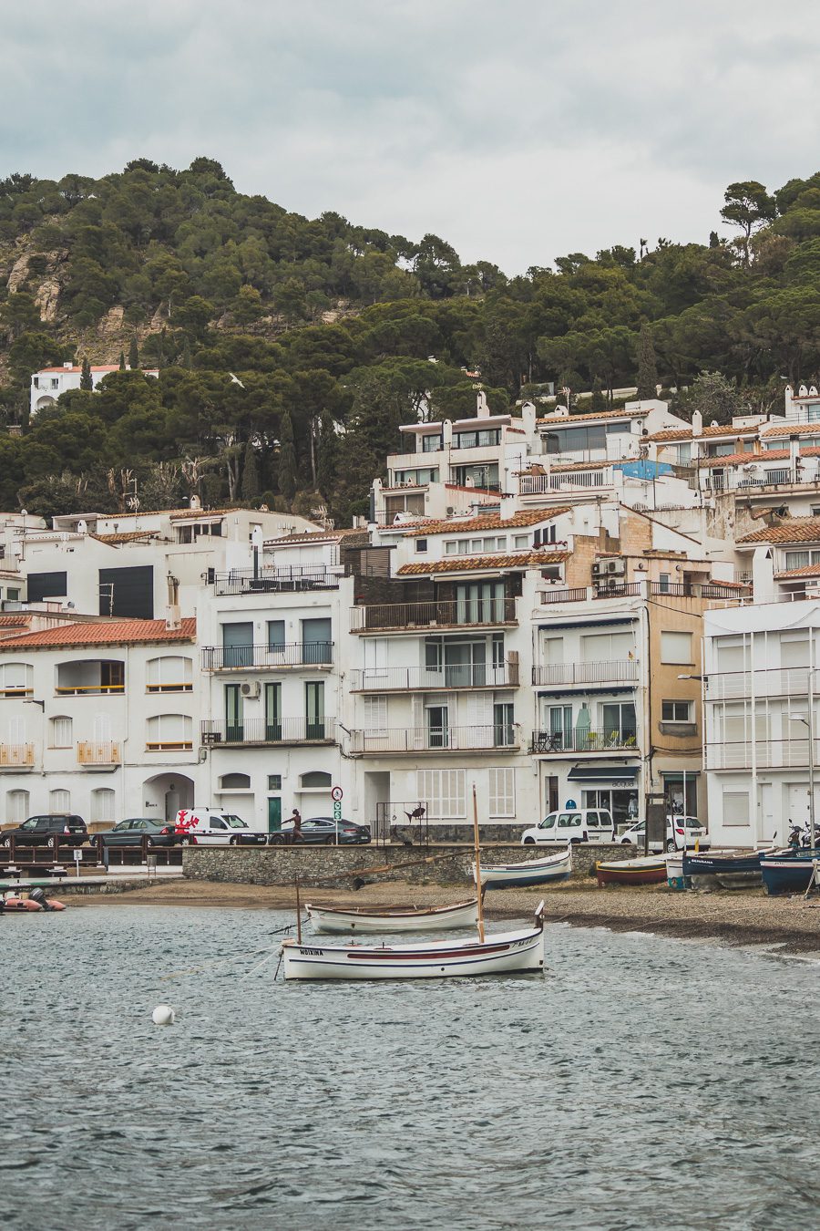 Découvrez Cadaqués, un joyau de la Catalogne en Espagne. Mais alors, que faire à Cadaqués ? Partez en road trip à travers ce paysage enchanteur et laissez-vous séduire par ses plages de rêve. Que vous soyez en couple, en famille ou entre amis, cette destination est parfaite pour des vacances inoubliables. Avec son ambiance bohème et ses maisons blanches, chaque coin de rue vous émerveillera. Ne manquez pas cette opportunité de vivre un road trip à travers la Costa Brava.