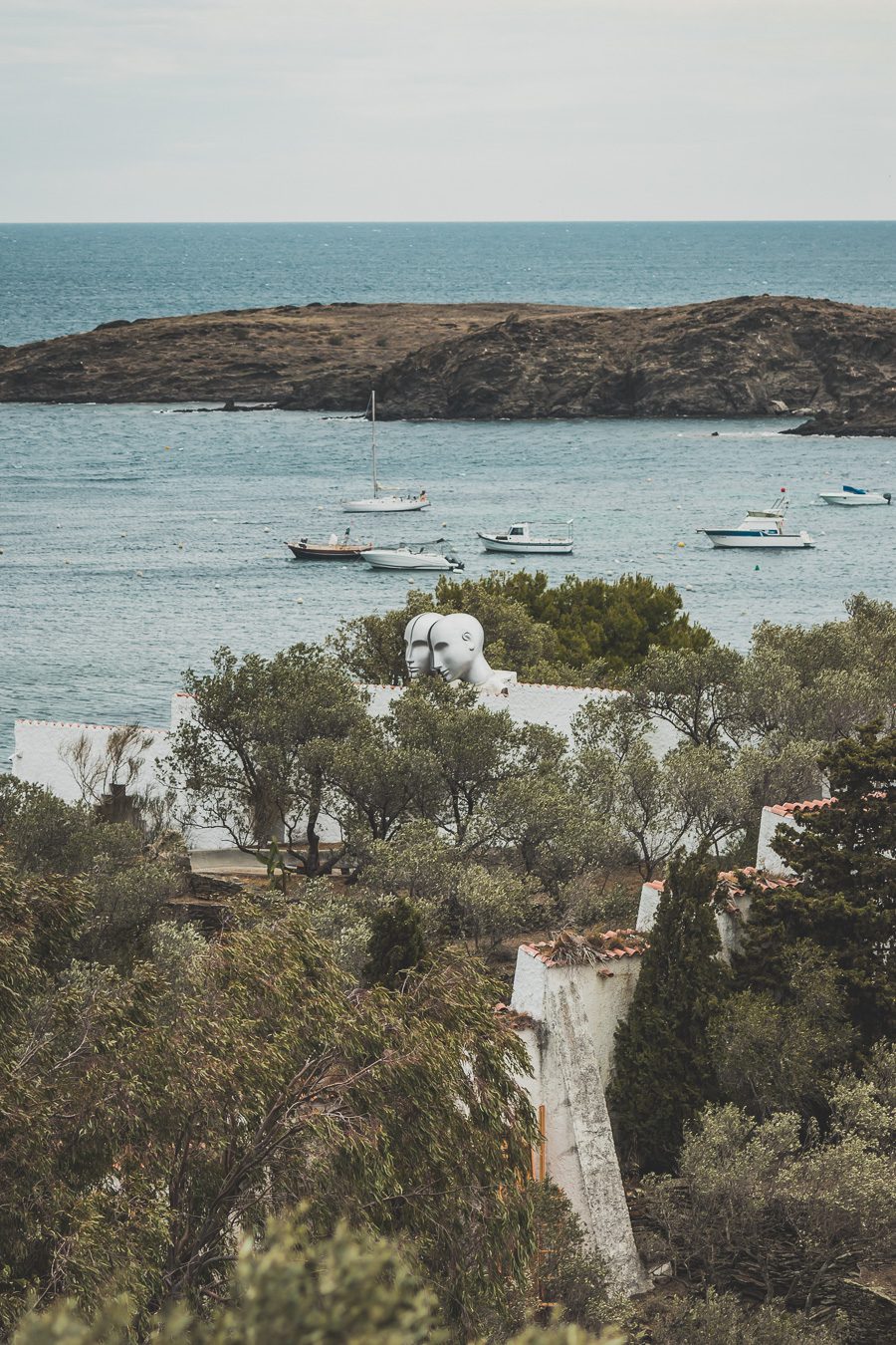 Découvrez Cadaqués, un joyau de la Catalogne en Espagne. Mais alors, que faire à Cadaqués ? Partez en road trip à travers ce paysage enchanteur et laissez-vous séduire par ses plages de rêve. Que vous soyez en couple, en famille ou entre amis, cette destination est parfaite pour des vacances inoubliables. Avec son ambiance bohème et ses maisons blanches, chaque coin de rue vous émerveillera. Ne manquez pas cette opportunité de vivre un road trip à travers la Costa Brava.