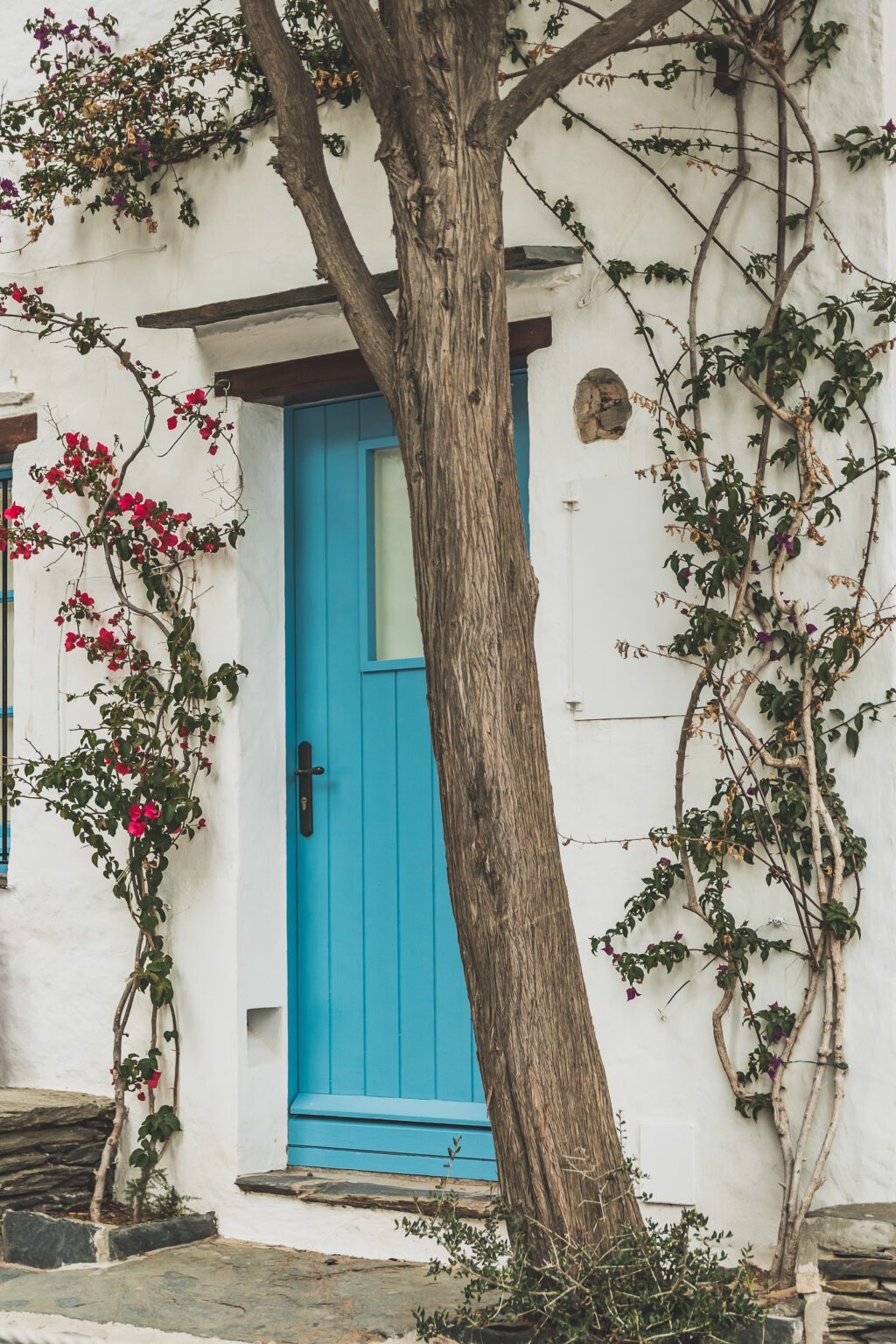 Découvrez Cadaqués, un joyau de la Catalogne en Espagne. Mais alors, que faire à Cadaqués ? Partez en road trip à travers ce paysage enchanteur et laissez-vous séduire par ses plages de rêve. Que vous soyez en couple, en famille ou entre amis, cette destination est parfaite pour des vacances inoubliables. Avec son ambiance bohème et ses maisons blanches, chaque coin de rue vous émerveillera. Ne manquez pas cette opportunité de vivre un road trip à travers la Costa Brava.