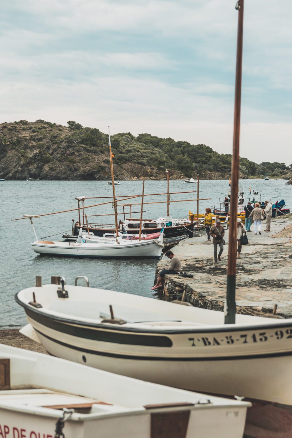 Découvrez Cadaqués, un joyau de la Catalogne en Espagne. Mais alors, que faire à Cadaqués ? Partez en road trip à travers ce paysage enchanteur et laissez-vous séduire par ses plages de rêve. Que vous soyez en couple, en famille ou entre amis, cette destination est parfaite pour des vacances inoubliables. Avec son ambiance bohème et ses maisons blanches, chaque coin de rue vous émerveillera. Ne manquez pas cette opportunité de vivre un road trip à travers la Costa Brava.