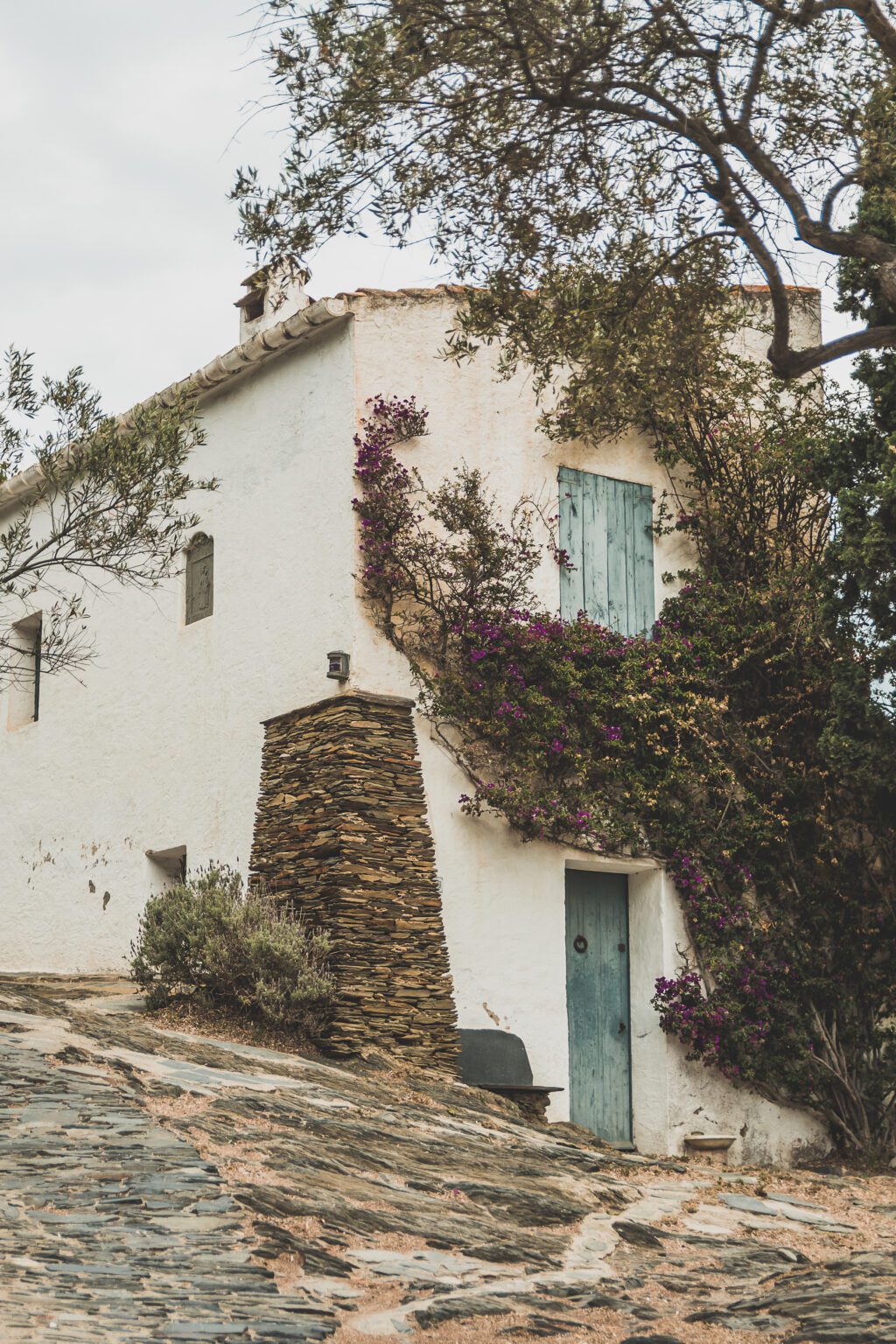 Découvrez Cadaqués, un joyau de la Catalogne en Espagne. Mais alors, que faire à Cadaqués ? Partez en road trip à travers ce paysage enchanteur et laissez-vous séduire par ses plages de rêve. Que vous soyez en couple, en famille ou entre amis, cette destination est parfaite pour des vacances inoubliables. Avec son ambiance bohème et ses maisons blanches, chaque coin de rue vous émerveillera. Ne manquez pas cette opportunité de vivre un road trip à travers la Costa Brava.