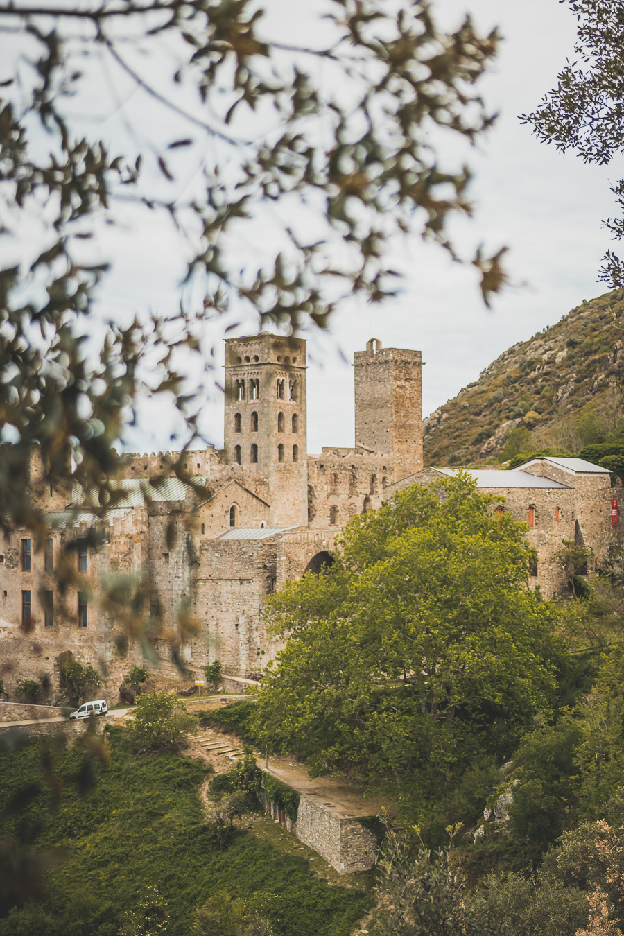 Découvrez Cadaqués, un joyau de la Catalogne en Espagne. Mais alors, que faire à Cadaqués ? Partez en road trip à travers ce paysage enchanteur et laissez-vous séduire par ses plages de rêve. Que vous soyez en couple, en famille ou entre amis, cette destination est parfaite pour des vacances inoubliables. Avec son ambiance bohème et ses maisons blanches, chaque coin de rue vous émerveillera. Ne manquez pas cette opportunité de vivre un road trip à travers la Costa Brava.