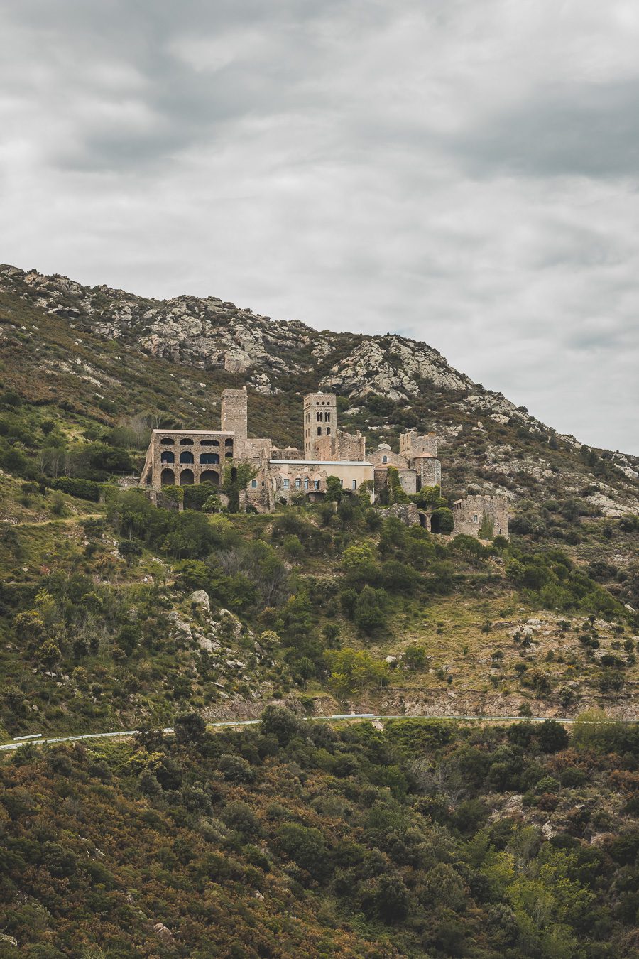 Découvrez Cadaqués, un joyau de la Catalogne en Espagne. Mais alors, que faire à Cadaqués ? Partez en road trip à travers ce paysage enchanteur et laissez-vous séduire par ses plages de rêve. Que vous soyez en couple, en famille ou entre amis, cette destination est parfaite pour des vacances inoubliables. Avec son ambiance bohème et ses maisons blanches, chaque coin de rue vous émerveillera. Ne manquez pas cette opportunité de vivre un road trip à travers la Costa Brava.