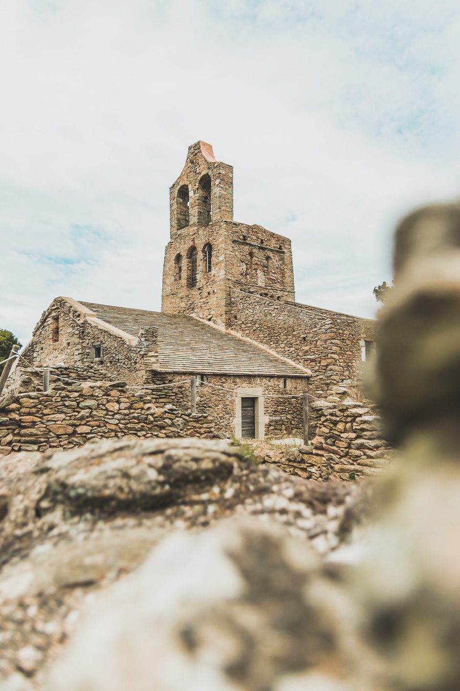 Découvrez Cadaqués, un joyau de la Catalogne en Espagne. Mais alors, que faire à Cadaqués ? Partez en road trip à travers ce paysage enchanteur et laissez-vous séduire par ses plages de rêve. Que vous soyez en couple, en famille ou entre amis, cette destination est parfaite pour des vacances inoubliables. Avec son ambiance bohème et ses maisons blanches, chaque coin de rue vous émerveillera. Ne manquez pas cette opportunité de vivre un road trip à travers la Costa Brava.