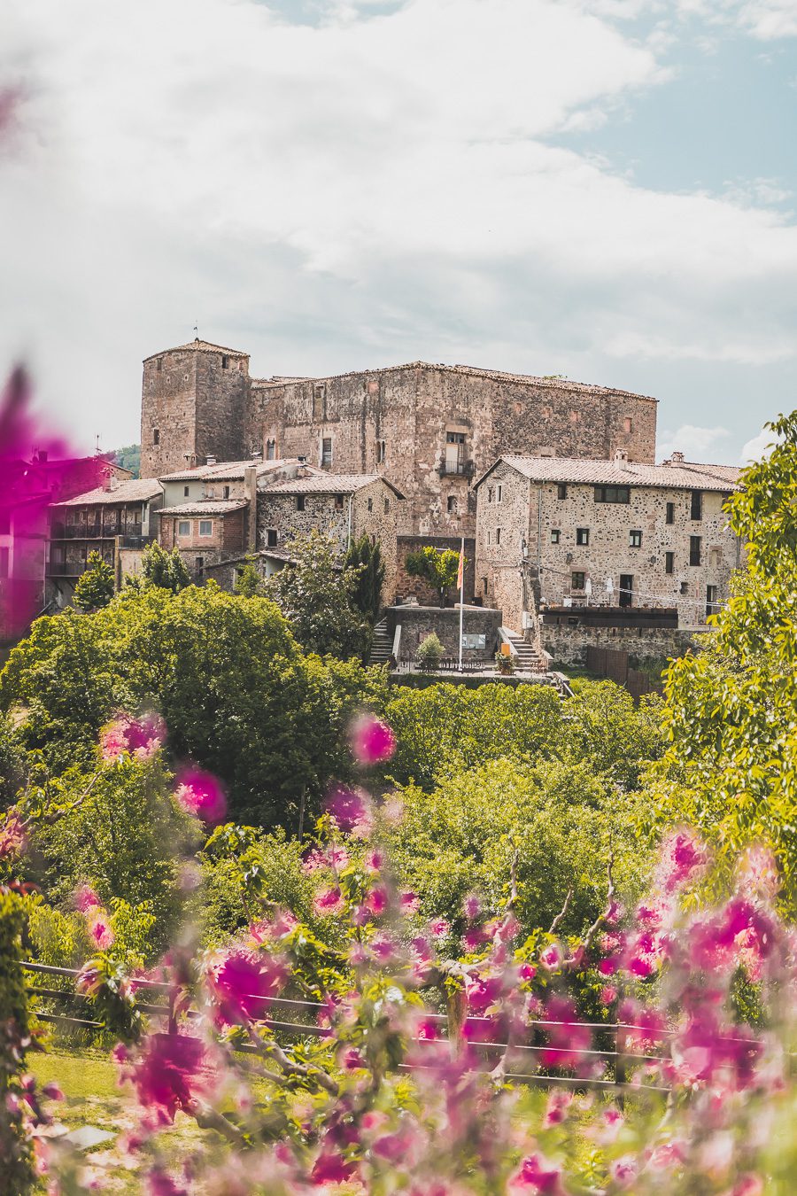 Découvrez le parc naturel de la zone volcanique de la Garrotxa, une destination de rêve pour vos vacances en Europe ! Partez en road trip à la découverte de paysages époustouflants et de villages pittoresques. Explorez les beaux villages d'Espagne, imprégnez-vous de la culture catalane et laissez-vous charmer par la douceur de vivre. Alors, prêt à vivre une expérience inoubliable ? Organisez dès maintenant votre prochain voyage en Catalogne et profitez de la beauté de la Garrotxa.