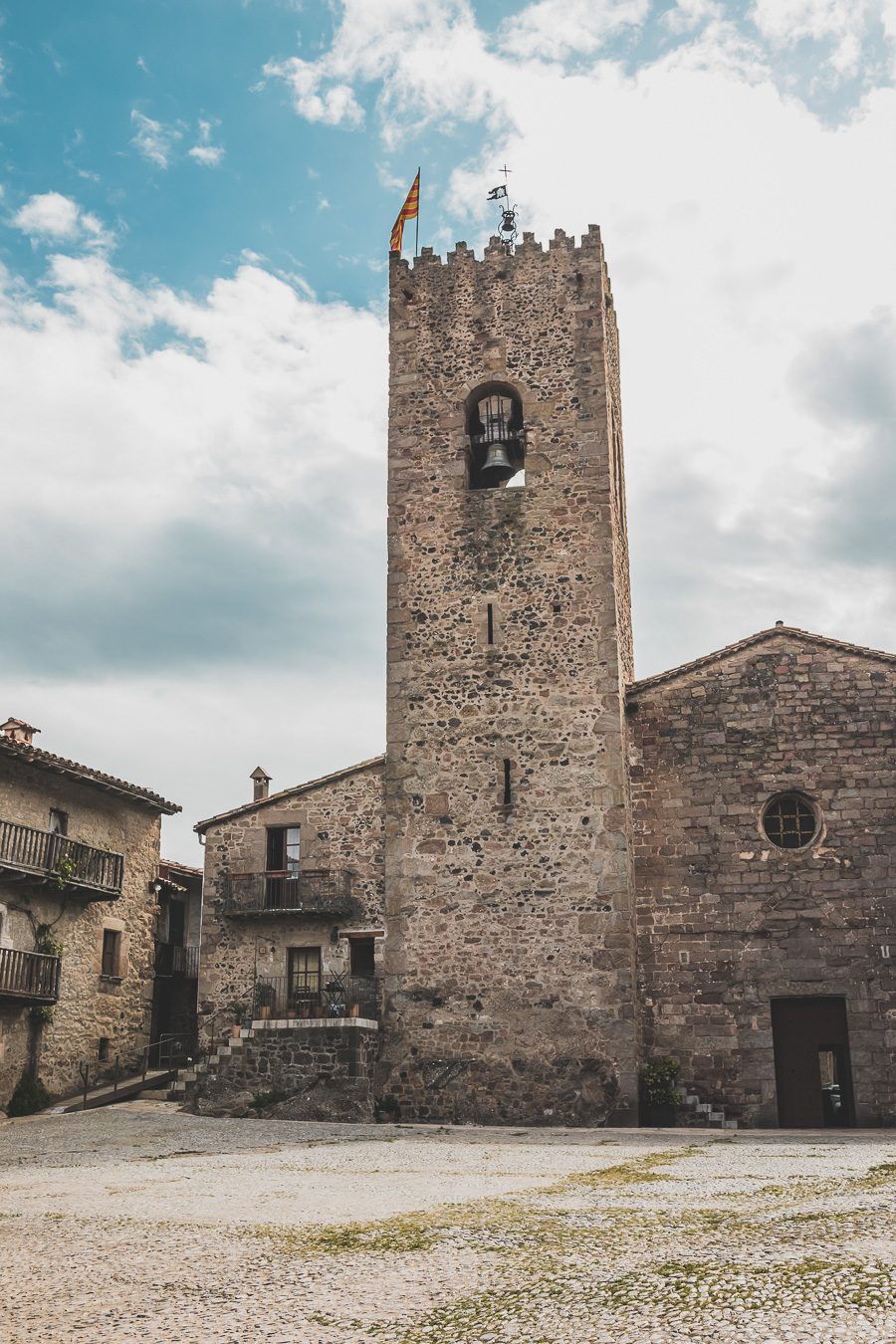 Découvrez le parc naturel de la zone volcanique de la Garrotxa, une destination de rêve pour vos vacances en Europe ! Partez en road trip à la découverte de paysages époustouflants et de villages pittoresques. Explorez les beaux villages d'Espagne, imprégnez-vous de la culture catalane et laissez-vous charmer par la douceur de vivre. Alors, prêt à vivre une expérience inoubliable ? Organisez dès maintenant votre prochain voyage en Catalogne et profitez de la beauté de la Garrotxa.