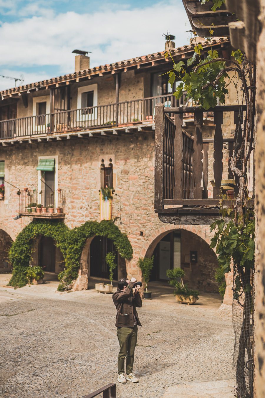 Découvrez le parc naturel de la zone volcanique de la Garrotxa, une destination de rêve pour vos vacances en Europe ! Partez en road trip à la découverte de paysages époustouflants et de villages pittoresques. Explorez les beaux villages d'Espagne, imprégnez-vous de la culture catalane et laissez-vous charmer par la douceur de vivre. Alors, prêt à vivre une expérience inoubliable ? Organisez dès maintenant votre prochain voyage en Catalogne et profitez de la beauté de la Garrotxa.