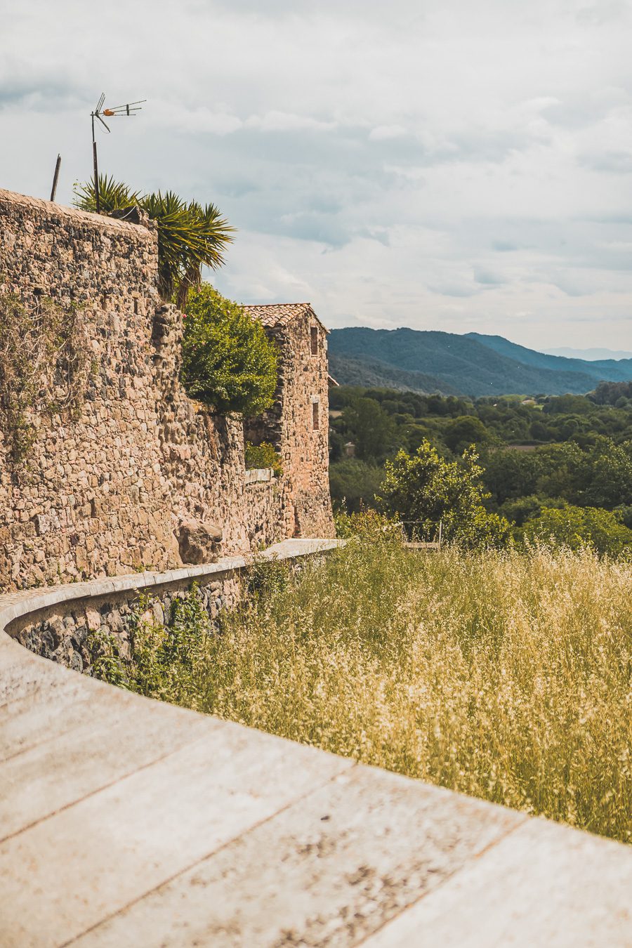 Découvrez le parc naturel de la zone volcanique de la Garrotxa, une destination de rêve pour vos vacances en Europe ! Partez en road trip à la découverte de paysages époustouflants et de villages pittoresques. Explorez les beaux villages d'Espagne, imprégnez-vous de la culture catalane et laissez-vous charmer par la douceur de vivre. Alors, prêt à vivre une expérience inoubliable ? Organisez dès maintenant votre prochain voyage en Catalogne et profitez de la beauté de la Garrotxa.