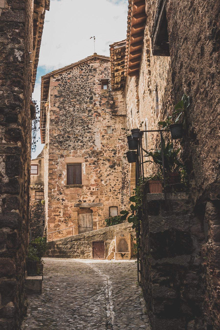 Découvrez le parc naturel de la zone volcanique de la Garrotxa, une destination de rêve pour vos vacances en Europe ! Partez en road trip à la découverte de paysages époustouflants et de villages pittoresques. Explorez les beaux villages d'Espagne, imprégnez-vous de la culture catalane et laissez-vous charmer par la douceur de vivre. Alors, prêt à vivre une expérience inoubliable ? Organisez dès maintenant votre prochain voyage en Catalogne et profitez de la beauté de la Garrotxa.