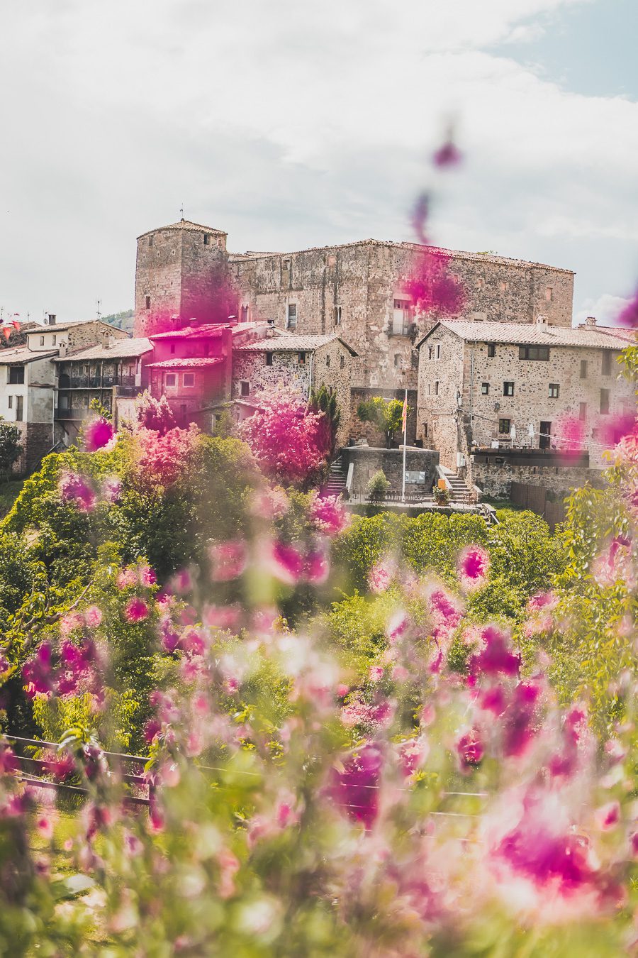 Découvrez le parc naturel de la zone volcanique de la Garrotxa, une destination de rêve pour vos vacances en Europe ! Partez en road trip à la découverte de paysages époustouflants et de villages pittoresques. Explorez les beaux villages d'Espagne, imprégnez-vous de la culture catalane et laissez-vous charmer par la douceur de vivre. Alors, prêt à vivre une expérience inoubliable ? Organisez dès maintenant votre prochain voyage en Catalogne et profitez de la beauté de la Garrotxa.