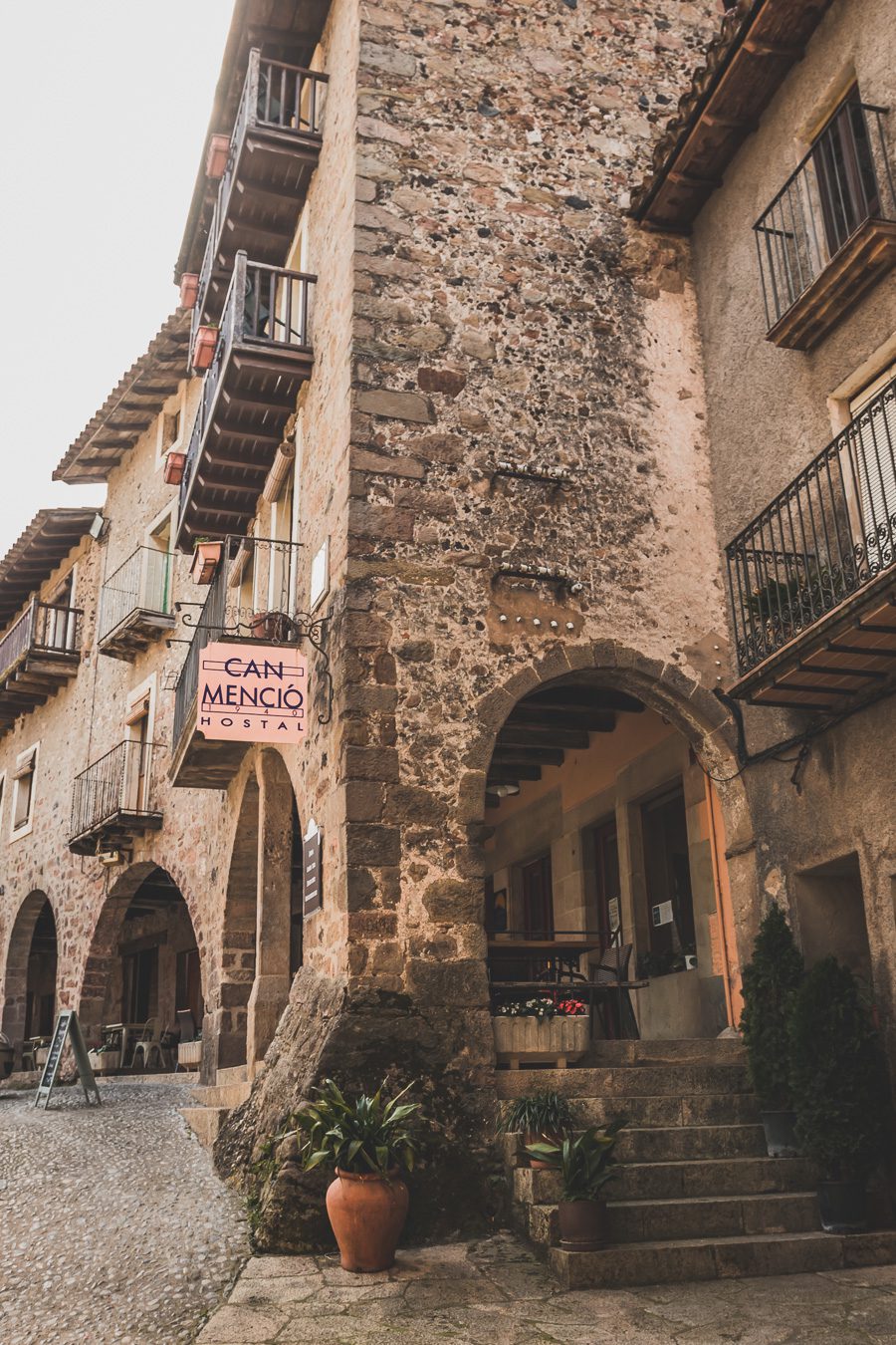 Découvrez le parc naturel de la zone volcanique de la Garrotxa, une destination de rêve pour vos vacances en Europe ! Partez en road trip à la découverte de paysages époustouflants et de villages pittoresques. Explorez les beaux villages d'Espagne, imprégnez-vous de la culture catalane et laissez-vous charmer par la douceur de vivre. Alors, prêt à vivre une expérience inoubliable ? Organisez dès maintenant votre prochain voyage en Catalogne et profitez de la beauté de la Garrotxa.