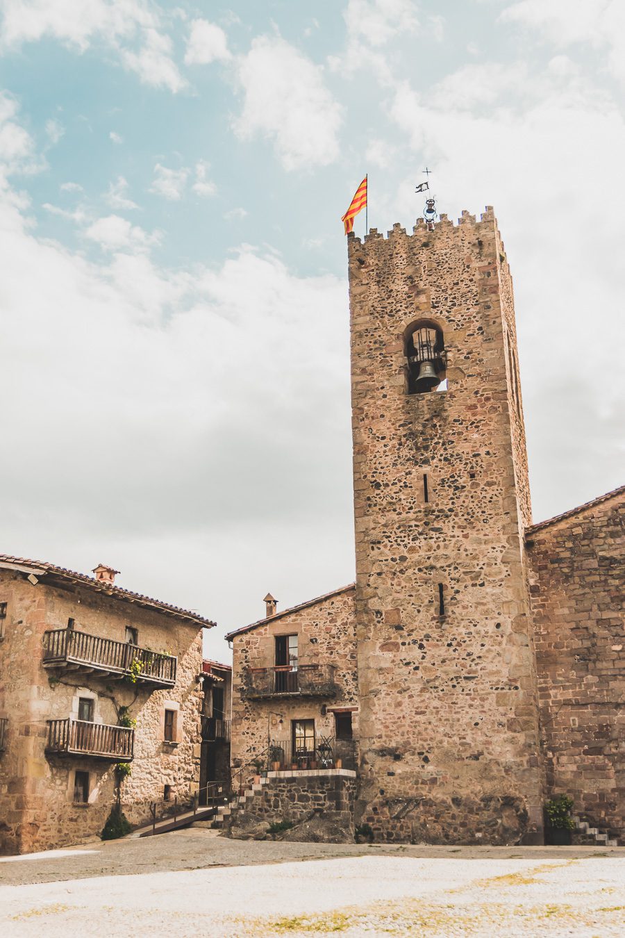 Découvrez le parc naturel de la zone volcanique de la Garrotxa, une destination de rêve pour vos vacances en Europe ! Partez en road trip à la découverte de paysages époustouflants et de villages pittoresques. Explorez les beaux villages d'Espagne, imprégnez-vous de la culture catalane et laissez-vous charmer par la douceur de vivre. Alors, prêt à vivre une expérience inoubliable ? Organisez dès maintenant votre prochain voyage en Catalogne et profitez de la beauté de la Garrotxa.