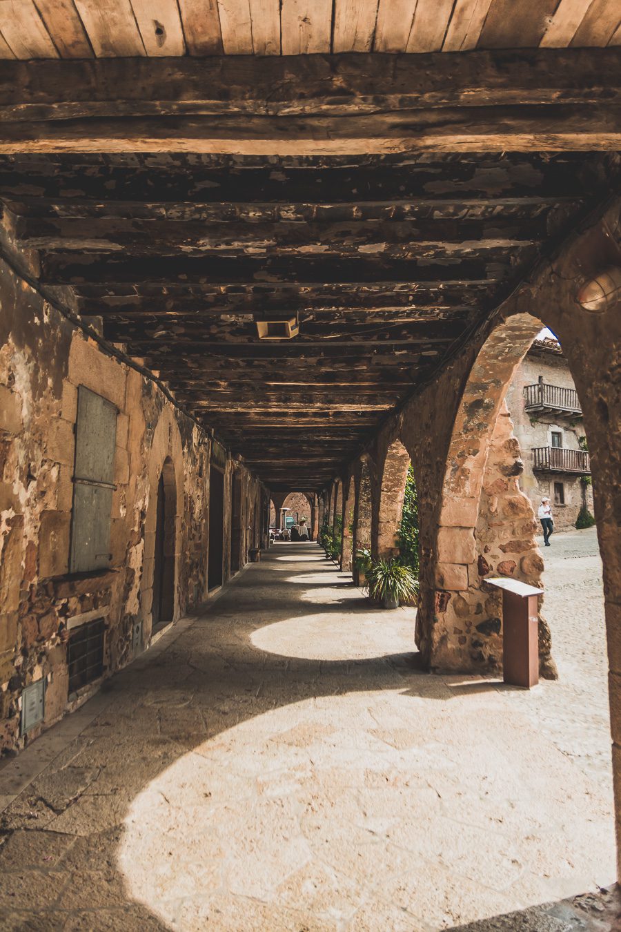 Découvrez le parc naturel de la zone volcanique de la Garrotxa, une destination de rêve pour vos vacances en Europe ! Partez en road trip à la découverte de paysages époustouflants et de villages pittoresques. Explorez les beaux villages d'Espagne, imprégnez-vous de la culture catalane et laissez-vous charmer par la douceur de vivre. Alors, prêt à vivre une expérience inoubliable ? Organisez dès maintenant votre prochain voyage en Catalogne et profitez de la beauté de la Garrotxa.