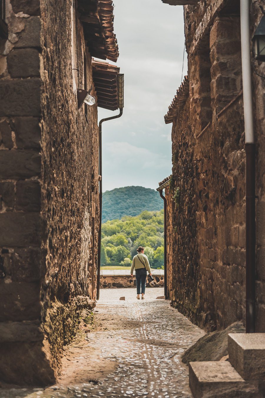 Découvrez le parc naturel de la zone volcanique de la Garrotxa, une destination de rêve pour vos vacances en Europe ! Partez en road trip à la découverte de paysages époustouflants et de villages pittoresques. Explorez les beaux villages d'Espagne, imprégnez-vous de la culture catalane et laissez-vous charmer par la douceur de vivre. Alors, prêt à vivre une expérience inoubliable ? Organisez dès maintenant votre prochain voyage en Catalogne et profitez de la beauté de la Garrotxa.